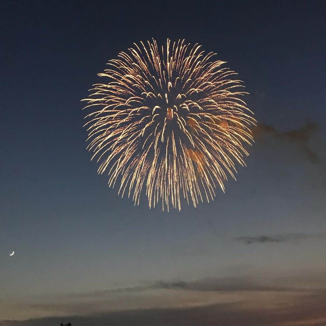 磯原杏華さんのインスタグラム写真 - (磯原杏華Instagram)「夏は終わったんだ... ってくらい本気の涼しさですねっ . 体調に気をつけて頑張りましょう☺︎ #夏の終わり #秋 #花火」9月18日 12時09分 - isoharakyoka_box