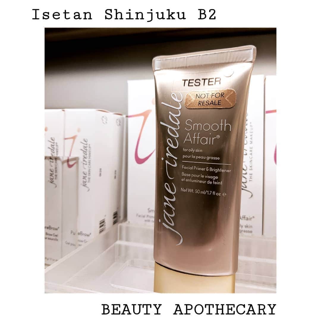 ジェーン・アイルデールのインスタグラム：「伊勢丹新宿店のスタッフおすすめアイテム💄◎. . お立ち寄りくださるお客様のお声で多いのが、“皮脂崩れ”についてのお悩みを多数頂きます。. . ✓ Tゾーンがテカってしまう. ✓ 乾燥して毛穴が目立つ. ✓ 周り人に 顔色悪いね と言われてしまう. . などなど… そんなお悩みを少しでも解決に繋げる下地をご紹介します！. . ▼サマースムースアフェア ￥6,500+tax. . 肌本来の明るさを取り戻し、日中のメイク崩れを防いでくれ、肌表面の凸凹をフラットにするようなプライマー効果もあります。. . それだけではなく、汗や水にファンデーションが流されないような強い味方の下地なんです！. 色は付いていないので、メイク前のスキンケアの次にお使いください✨. . Point ५✍. ・スムースアフェア. もう一つ似た名前のアイテムがあります。. こちらも同じ機能ですが乾燥気味な方におすすめです。. . まずは、肌の相性をみるために店頭でぜひお試しください😸！. . ジェーン・アイルデール　伊勢丹新宿店. 新宿区新宿3-14-1. 伊勢丹新宿店　本館地下2階　ビューティアポセカリー. 直通電話03（3352）1111　大代表. 営業時間：10時～20時 ぜひ店頭にてお試しください！」