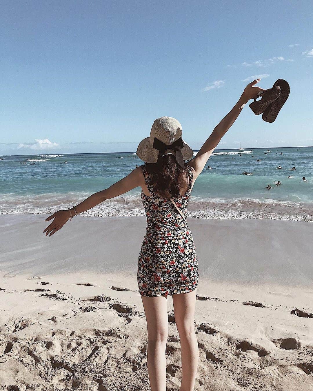 のインスタグラム：「てかやっと日本に完全帰国したから、脱毛とかエステとか皮膚科とかちゃんと通えると思うと嬉しい…😭😭😭ずっと前にロンドンで顔の脱毛したらめちゃ眉毛細くされた挙句、皮膚もべろべろにやられて傷だらけにされて、顔にキティちゃんのバンドエイド貼って過ごしてた時期があったなぁ…😢😢😢とりあえず脱毛キャンペーンしてるところに行ってみようと思う(PRも兼ねてるけど、ガチで行く予定) 銀座カラーは全身脱毛月額3300円かららしい。無料カウンセリングの予約は『@ginzacalla_official』の公式アカウントURLからキャンペーンcheck！ _ _ _ #銀座カラー#脱毛#全身脱毛#顔脱毛#callaPR _ #michika_trip #旅行 #海外旅行 #ハワイ #ハワイ旅行 #hawaii #하와이 #하와이여행 #tabippo #tabijo #女子旅 #여행스타그램 #여행에미치다 #ワイキキ #タビジョ #ホノルル #호놀룰루 #travelphotography #travelgirl #travelgram」
