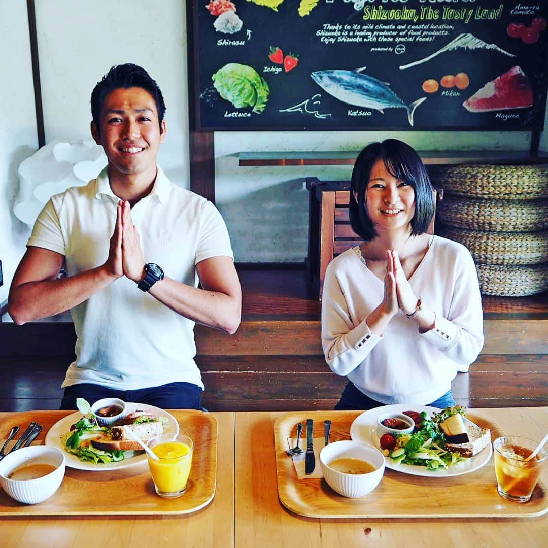 島田市さんのインスタグラム写真 - (島田市Instagram)「サイクリングで金谷の風景と旬の食材料理を楽しみました！  茶輪子（ちゃりんこ）企画で訪れた素敵なトコロを紹介します。 令和元年5月15日、茶輪子で島田市金谷にある旧東海道金谷宿のお休み処「meguri石畳茶屋」さんを訪れました。四季折々の料理を味わったり、木漏れ日の中「旧東海道金谷坂石畳」を歩いてみたり。自然豊かで味わい深い金谷の風景を楽しみながら、思いおもいの時間をゆっくりと過ごすことが出来ます。 島田市金谷では、「日限地蔵尊」にも立ち寄りました。日を限ってお参りすれば願いが叶うといわれていますよ。  #茶輪子 #サイクリングプロジェクト #ちゃりんこ #島田市緑茶化計画 #greentea #お茶 #緑茶 #金谷 #shimada #meguri #石畳茶屋 #旧東海道 #金谷坂石畳 #日限地蔵尊」9月18日 12時25分 - shimadacity_shizuoka_official