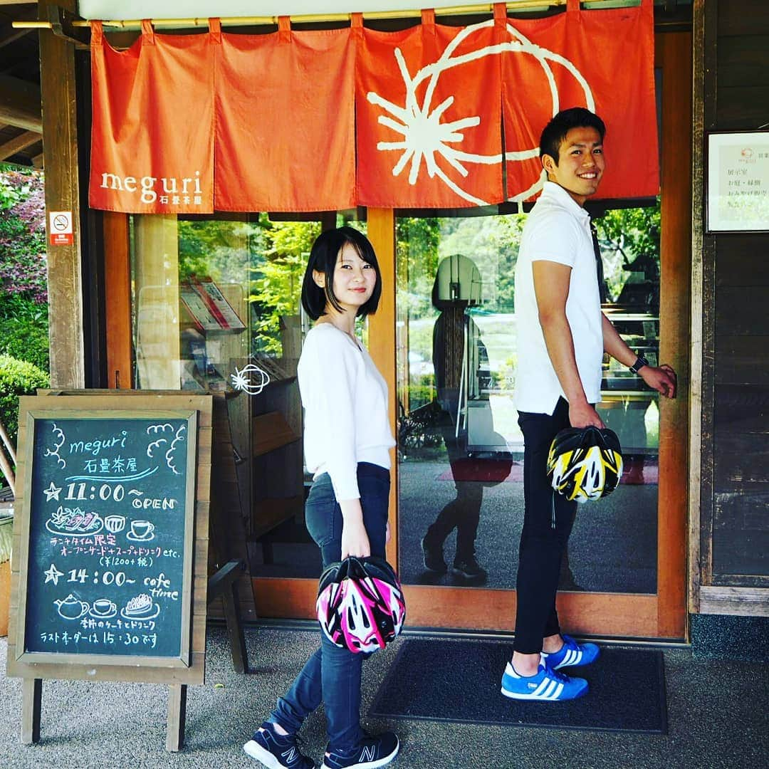 島田市さんのインスタグラム写真 - (島田市Instagram)「サイクリングで金谷の風景と旬の食材料理を楽しみました！  茶輪子（ちゃりんこ）企画で訪れた素敵なトコロを紹介します。 令和元年5月15日、茶輪子で島田市金谷にある旧東海道金谷宿のお休み処「meguri石畳茶屋」さんを訪れました。四季折々の料理を味わったり、木漏れ日の中「旧東海道金谷坂石畳」を歩いてみたり。自然豊かで味わい深い金谷の風景を楽しみながら、思いおもいの時間をゆっくりと過ごすことが出来ます。 島田市金谷では、「日限地蔵尊」にも立ち寄りました。日を限ってお参りすれば願いが叶うといわれていますよ。  #茶輪子 #サイクリングプロジェクト #ちゃりんこ #島田市緑茶化計画 #greentea #お茶 #緑茶 #金谷 #shimada #meguri #石畳茶屋 #旧東海道 #金谷坂石畳 #日限地蔵尊」9月18日 12時25分 - shimadacity_shizuoka_official