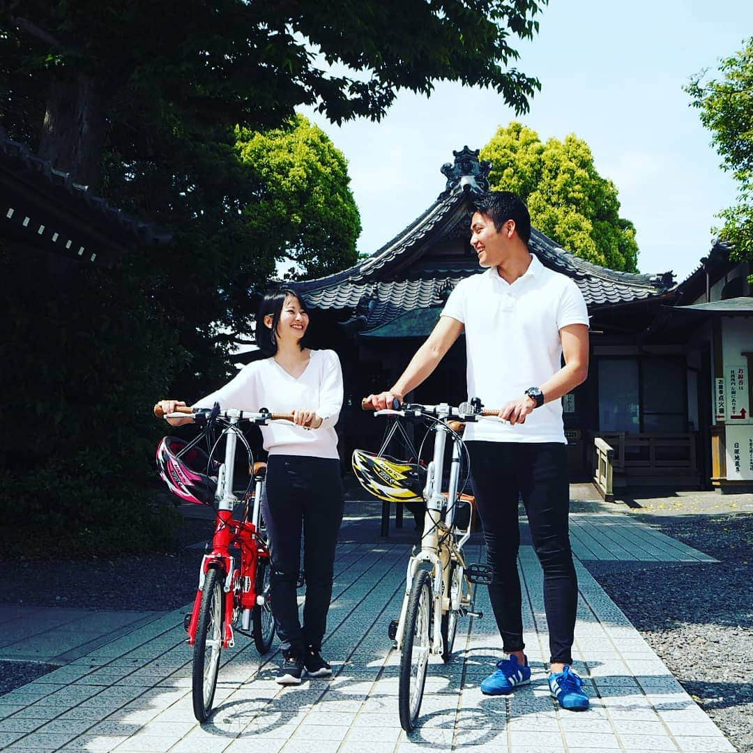 島田市さんのインスタグラム写真 - (島田市Instagram)「サイクリングで金谷の風景と旬の食材料理を楽しみました！  茶輪子（ちゃりんこ）企画で訪れた素敵なトコロを紹介します。 令和元年5月15日、茶輪子で島田市金谷にある旧東海道金谷宿のお休み処「meguri石畳茶屋」さんを訪れました。四季折々の料理を味わったり、木漏れ日の中「旧東海道金谷坂石畳」を歩いてみたり。自然豊かで味わい深い金谷の風景を楽しみながら、思いおもいの時間をゆっくりと過ごすことが出来ます。 島田市金谷では、「日限地蔵尊」にも立ち寄りました。日を限ってお参りすれば願いが叶うといわれていますよ。  #茶輪子 #サイクリングプロジェクト #ちゃりんこ #島田市緑茶化計画 #greentea #お茶 #緑茶 #金谷 #shimada #meguri #石畳茶屋 #旧東海道 #金谷坂石畳 #日限地蔵尊」9月18日 12時25分 - shimadacity_shizuoka_official