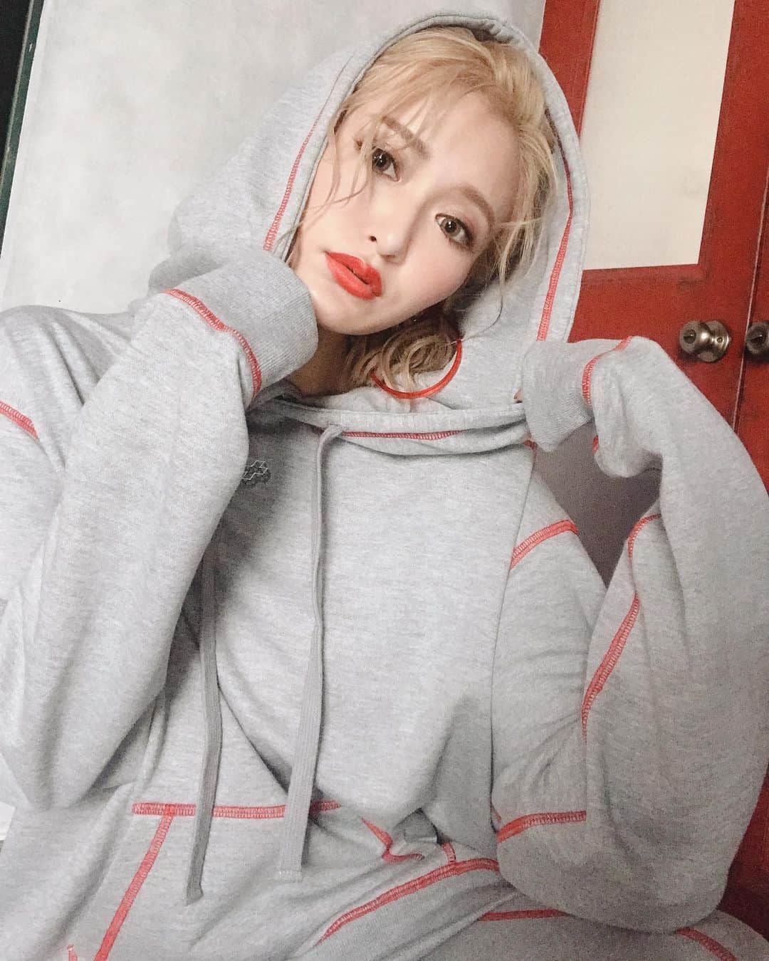 のインスタグラム：「CJD×DRESSCAMP Part2✌🏻 かなデザインは 今回更にシンプルにしました！✨ フラットロックがメインのデザインです⛓❤️ ． フードや腕の内側にもシッカリ、 パンツはサイドではなく前後に、 入っているフラットロックがポイント☺️ 胸のクロス刺繍は立体的に…👀 腰のロゴは好きな言葉を入れました！ checkして下さい🥰 ． 2019年9月27日（金）よりSHIFFON ONLINE SITE、 全国のドン・キホーテ 一部取扱い店舗で 順次販売スタート🐧 ※WEB販売は2019年9月27日（金） 18：00販売スタート▶️ ． ▼URL https://www.shiffon-online.jp/fs/shiffon/c/dresscamp-cyberjapandancers ． #cyberjapan #dresscamp #shiffon」