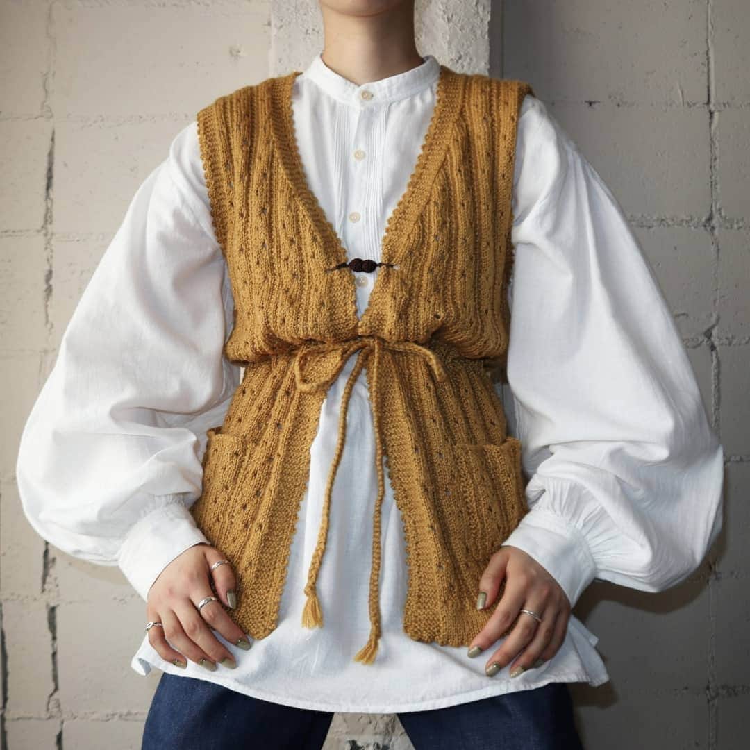 吉祥寺 古着屋 Orfeoのインスタグラム：「Vintage Knit Vest  #orfeo #kichijoji #tokyo #vintage #used #fashion #coordinate #outfit #オルフェオ #吉祥寺 #東京 #古着 #古着屋 #ヴィンテージ#ユーズド #ファッション #コーディネート  掲載商品のお問い合わせはメールにて承っております。コメント、DMでのお問い合わせは受け付けておりませんのでご了承ください。」