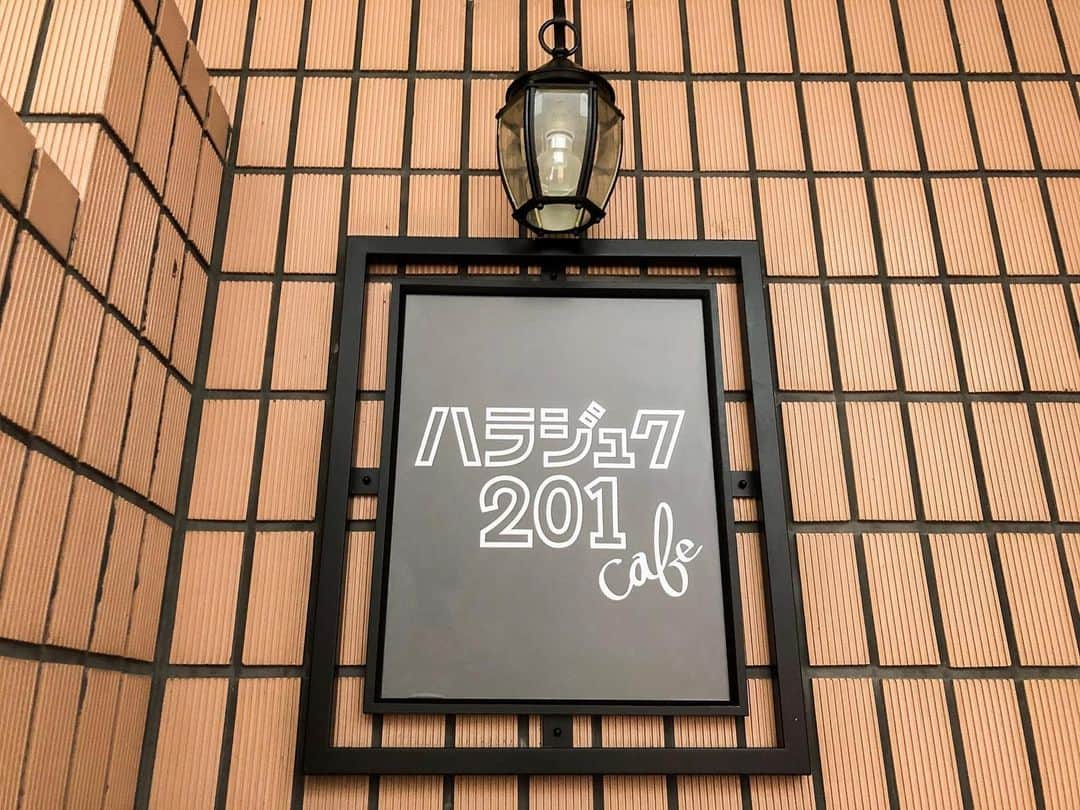 Beaustagrammerさんのインスタグラム写真 - (BeaustagrammerInstagram)「［#cafemiru_東京］﻿ ——————————————————————﻿ 9/14OPEN✨﻿ 「ハラジュク201cafe」さんへ行ってきました☕️﻿ ﻿ ☑︎ティーラテ﻿ ☑︎シューロイヤルミルクティーソフトクリーム﻿ ﻿ 賑やかな竹下通りをちょっと裏に入ったところにオープンしたハラジュク201cafeさん🤫💕﻿ 店内は都会の一人暮らしをイメージしたシンプルでおしゃれな空間🌿﻿ ベッドやソファーなどが配置され、憧れのお部屋が再現されてます🥺💓﻿ お花やぬいぐるみなど細かいインテリアも素敵なので、写真映えも抜群😉📸﻿ 可愛らしすぎないので、男性でも気軽に入れそうな貴重なカフェです👨‍👦✨﻿ ﻿ メニューは @saitama_tea_ouji が素材の選定からこだわった自慢の紅茶メニューや、手軽に食べられるスナックなど、ゆったり過ごすのにぴったりなものばかり❣️﻿ ﻿ 今回いただいたティーラテとシューロイヤルミルクティーソフトクリームもとってもおいしかったのでオススメです💗﻿ ドリンクには紅茶のシロップに漬けたタピオカもトッピング可能✨﻿ タピオカ好きな方もぜひ味わってみてください❣️﻿ ﻿ 🙋🏼‍♀️一緒に行きたい人をコメント欄にタグ付けして誘ってみてください🙋🏼‍♂️﻿ ﻿ ﻿ 📍ハラジュク201cafe﻿ ⚪︎住所 / 東京都渋谷区神宮前1-15-1 VIA原宿201﻿ ⚪︎営業時間 / 【土日祝】10:00‐19:00 【平日】11:00‐19:00﻿ ⚪︎定休日 / なし﻿ ⚪︎アクセス / JR原宿駅から徒歩5分﻿ 地下鉄千代田線・副都心線明治神宮前駅から徒歩4分﻿ ﻿ 【cafemiru_tokyo】﻿ 📍 harajuku201cafe﻿ ◎Open Hours / 【Sat,Sun,Holiday】10:00‐19:00 【Weekday】11:00‐19:00﻿ ◎closest station / JR Line「Harajuku」﻿ ﻿ ☕️ @harajuku201cafe﻿ 📷 @cafemiru.jp﻿ ——————————————————————﻿ Cafemiruでは「#インスタ探検隊」or「#cafemiru」をタグ付けしているカフェ写真から、運営スタッフが厳選してご紹介しています👀🔍﻿」9月18日 18時04分 - cafemiru.jp