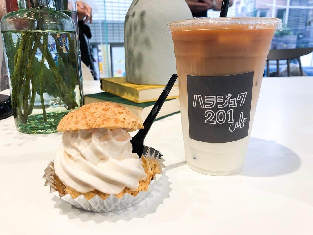 のインスタグラム：「［#cafemiru_東京］﻿ ——————————————————————﻿ 9/14OPEN✨﻿ 「ハラジュク201cafe」さんへ行ってきました☕️﻿ ﻿ ☑︎ティーラテ﻿ ☑︎シューロイヤルミルクティーソフトクリーム﻿ ﻿ 賑やかな竹下通りをちょっと裏に入ったところにオープンしたハラジュク201cafeさん🤫💕﻿ 店内は都会の一人暮らしをイメージしたシンプルでおしゃれな空間🌿﻿ ベッドやソファーなどが配置され、憧れのお部屋が再現されてます🥺💓﻿ お花やぬいぐるみなど細かいインテリアも素敵なので、写真映えも抜群😉📸﻿ 可愛らしすぎないので、男性でも気軽に入れそうな貴重なカフェです👨‍👦✨﻿ ﻿ メニューは @saitama_tea_ouji が素材の選定からこだわった自慢の紅茶メニューや、手軽に食べられるスナックなど、ゆったり過ごすのにぴったりなものばかり❣️﻿ ﻿ 今回いただいたティーラテとシューロイヤルミルクティーソフトクリームもとってもおいしかったのでオススメです💗﻿ ドリンクには紅茶のシロップに漬けたタピオカもトッピング可能✨﻿ タピオカ好きな方もぜひ味わってみてください❣️﻿ ﻿ 🙋🏼‍♀️一緒に行きたい人をコメント欄にタグ付けして誘ってみてください🙋🏼‍♂️﻿ ﻿ ﻿ 📍ハラジュク201cafe﻿ ⚪︎住所 / 東京都渋谷区神宮前1-15-1 VIA原宿201﻿ ⚪︎営業時間 / 【土日祝】10:00‐19:00 【平日】11:00‐19:00﻿ ⚪︎定休日 / なし﻿ ⚪︎アクセス / JR原宿駅から徒歩5分﻿ 地下鉄千代田線・副都心線明治神宮前駅から徒歩4分﻿ ﻿ 【cafemiru_tokyo】﻿ 📍 harajuku201cafe﻿ ◎Open Hours / 【Sat,Sun,Holiday】10:00‐19:00 【Weekday】11:00‐19:00﻿ ◎closest station / JR Line「Harajuku」﻿ ﻿ ☕️ @harajuku201cafe﻿ 📷 @cafemiru.jp﻿ ——————————————————————﻿ Cafemiruでは「#インスタ探検隊」or「#cafemiru」をタグ付けしているカフェ写真から、運営スタッフが厳選してご紹介しています👀🔍﻿」