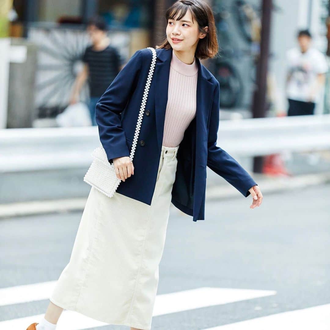 のインスタグラム：「【2019 autumn】﻿ ﻿ Coordinate by 宮崎葉✔️﻿ ﻿ 薄手なのに寒い日も1枚で暖かい。﻿ 吸湿発熱機能を持った “ソリストヒートニット”が今年も登場！ ﻿ なめらかな肌触りで着心地が良く、デザインもカラーバリエーションも豊富。 ﻿ merモデルの宮崎葉ちゃんが、セルフコーディネートをしてくれました🌈✔️﻿ ﻿ 《Day 4: 展示会に行く日🎀》﻿ ピンクニット×ジャケットスタイルで作る、ちょっぴり背伸びスタイル。﻿ 展示会ではトレンドを意識。普段はあまり着ないジャケットに挑戦してシックな雰囲気に。﻿ ピンクニットを中にインすることでカッチリしすぎず、優しい雰囲気に仕上がります。﻿ ﻿ ✔️Recommend points🧶﻿ ・ガーリー＆大人っぽさ両方が叶うダスティピンク ﻿ ・上品さを引き上げてくれる袖口のゴールドボタン﻿ ﻿ ▶アイテムの購入は画面をタップ♪﻿ ﻿ #agbyaquagirl #agバイアクアガール #エージーバイアクアガール」