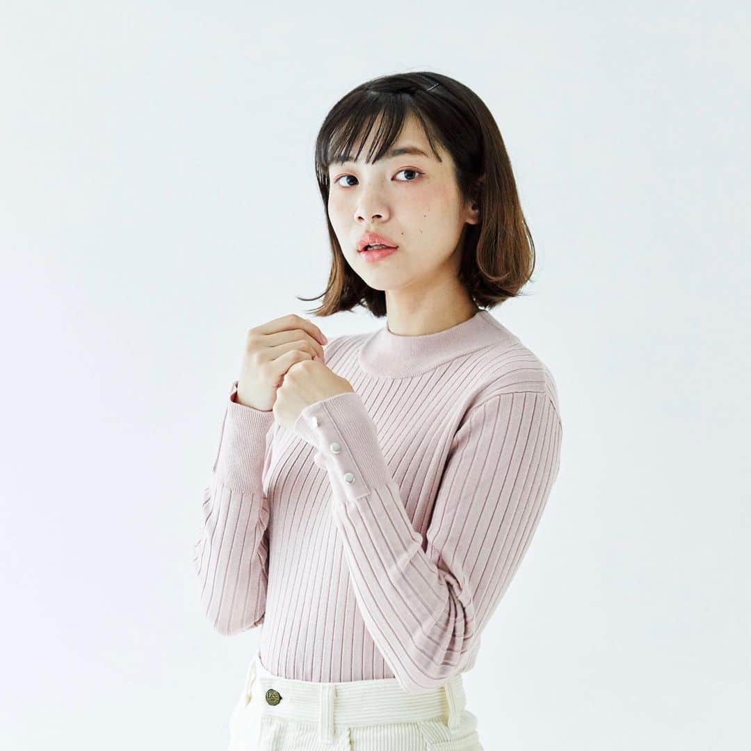 のインスタグラム：「【2019 autumn】﻿ ﻿ Coordinate by 宮崎葉✔️﻿ ﻿ 薄手なのに寒い日も1枚で暖かい。﻿ 吸湿発熱機能を持った “ソリストヒートニット”が今年も登場！ ﻿ なめらかな肌触りで着心地が良く、デザインもカラーバリエーションも豊富。 ﻿ merモデルの宮崎葉ちゃんが、セルフコーディネートをしてくれました🌈✔️﻿ ﻿ 《Day 4: 展示会に行く日🎀》﻿ ピンクニット×ジャケットスタイルで作る、ちょっぴり背伸びスタイル。﻿ 展示会ではトレンドを意識。普段はあまり着ないジャケットに挑戦してシックな雰囲気に。﻿ ピンクニットを中にインすることでカッチリしすぎず、優しい雰囲気に仕上がります。﻿ ﻿ ✔️Recommend points🧶﻿ ・ガーリー＆大人っぽさ両方が叶うダスティピンク ﻿ ・上品さを引き上げてくれる袖口のゴールドボタン﻿ ﻿ ▶アイテムの購入は画面をタップ♪﻿ ﻿ #agbyaquagirl #agバイアクアガール #エージーバイアクアガール」
