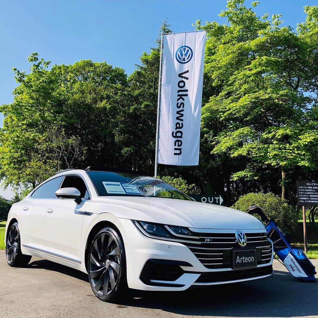 のインスタグラム：「【 #PING ✕ #Volkswagen 】 【PINGフライデー2019告知】  PINGフライデーに #ゴルフ好きな人 を #大募集 !  昨年に引き続き、今年も金曜の午後に、気軽にゴルフを楽しむイベント、PINGフライデーに参加します。  会場にはアルテオンを展示し、当日アンケートに回答いただいた方にはオリジナルグッズのプレゼントも予定しています。  PINGのレンタルクラブの用意もあり、ティータイム14時、ハーフ（9H）ラウンドなので、午前中は仕事をして、午後手ぶらでラウンドに参加なんてことも可能です。  また当日は、番組レポーター稲村亜美さん（@inamura_ami）が来場します。  応募受付期間は9月23日までになっています。  #スポーツイベント #番組撮影 #アルテオン #オリックスホワイト #ゴルフイベント #社会人ゴルファー #アマチュアゴルファー #インスタゴルファー #ゴルファーズ #関東ゴルファー #稲村亜美 #ゴルフ好きな人と繋がりたい #pinggolf #ピンゴルフ #PINGフライデー #Golf #ゴルフ #ゴルファー #フォルクスワーゲン #スポーツ #ワーゲン #Arteon #ゴルフ場 #赤羽ゴルフ倶楽部」