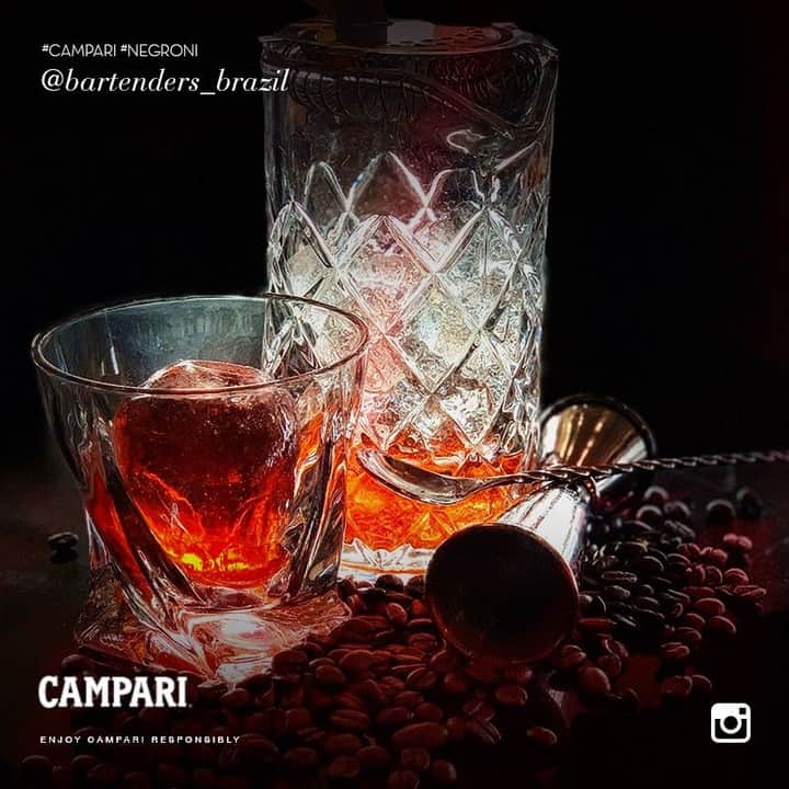Campari Japanさんのインスタグラム写真 - (Campari JapanInstagram)「⁠ブラジルとコーヒーの様に、#ネグローニ には #カンパリ は欠かせない。@bartenders_brazi は、イタリアのアイコンカクテル、ネグローニ100周年を記念したインフュージョンカクテルを創作しました。⁠あなたのネグローニレシピをシェアしてください。⁠ ⁠ #CAMPARI #アペリティーボ #カンパリレッド #Negroni #ネグローニ #イタリア #カクテル #cocktail #mixology #ミクソロジー #ミラノ #drinks #食前酒 #カンパリ  #N100 #100周年 #お酒 #お酒好き #バーテンダー #bar  #レシピ #ネグローニ ツイスト」9月18日 18時00分 - camparijapan