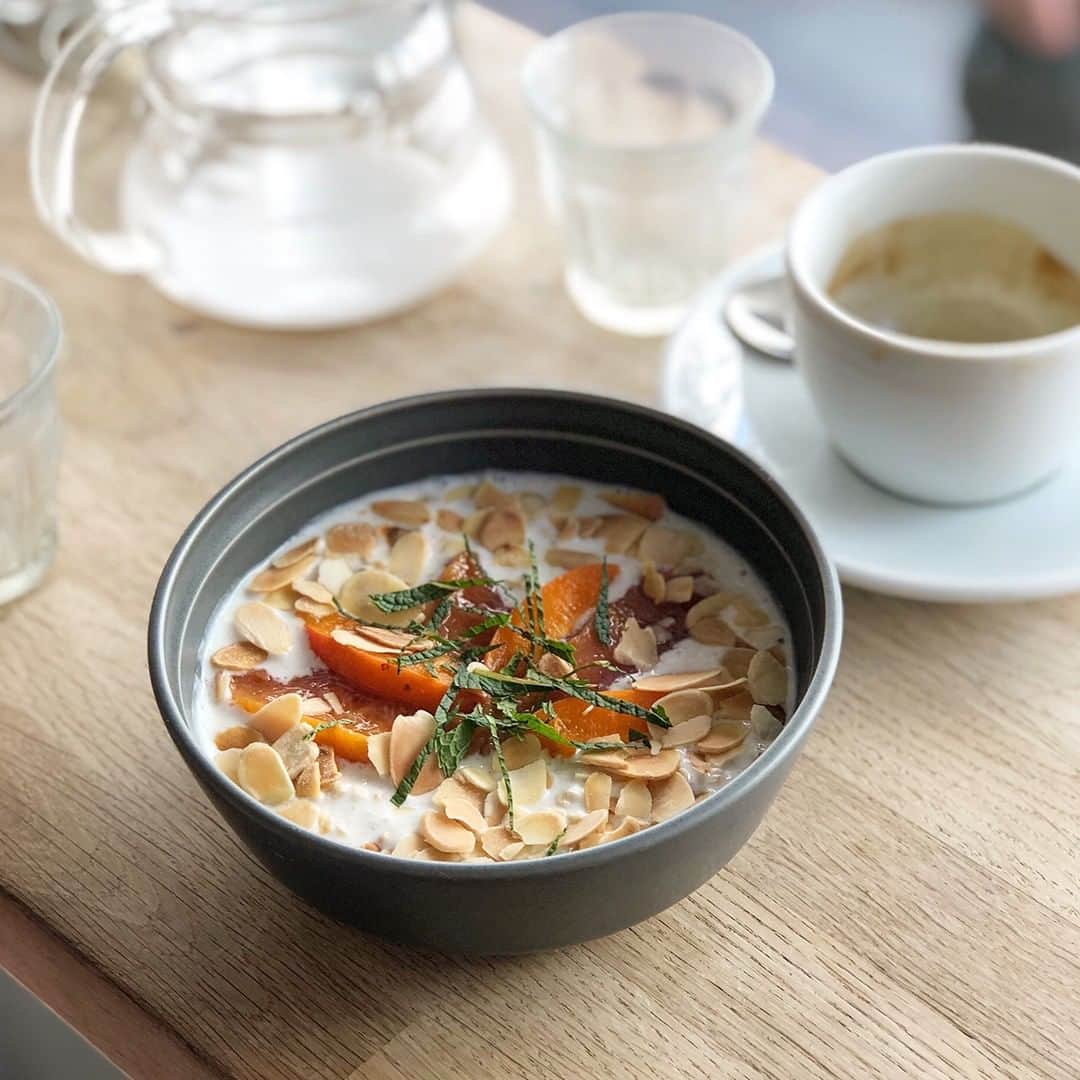 のインスタグラム：「[KINTO PARTNER]⁠ フランス・パリにあるCafé Oberkampfは、朝食やブランチが人気のカフェ。新鮮なフルーツ、野菜、チーズ、雑穀などをふんだんに取り入れたメニューがKINTOのNORIやFOGコレクションで提供されています。⁠ （詳しくはLinkin.bioをクリック @kintojapan）⁠ ---⁠ Café Oberkampf in Paris is a coffee shop and cafe perfect for breakfast, brunch, or lunch. KINTO's NORI and FOG collections are used to serve menus incorporating fresh fruits, vegetables, cheeses, grains, and breads.⁠ (see linkin.bio @kintojapan)⁠ .⁠ .⁠ .⁠ #kinto #キントー #fog #nori #houseware #cafe #paris #breakfast #foodie #lifestyle #interior #cafedeparis #cafeoberkampf #朝食 #カフェごはん #朝カフェ #カフェ #パリ #パリのカフェ #器 #ライフスタイル #インテリア #食器 #シンプルな暮らし #暮らしの道具 #暮らしを楽しむ」