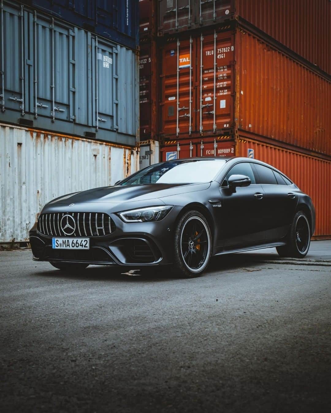 Mercedes AMGさんのインスタグラム写真 - (Mercedes AMGInstagram)「[Kraftstoffverbrauch kombiniert: 11.3 l/100km | CO₂-Emissionen kombiniert: 257 g/km | http://amg4.me/efficiency-statement]  Step out of the shadows and into the light with the bold and daring Mercedes-AMG GT 63 S 4MATIC+ 4-Door Coupé! #AMGGTFAMILY.  Photos: @lotter_live  #MercedesAMG #DrivingPerformance #AMGGT」9月18日 18時00分 - mercedesamg