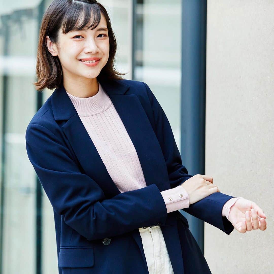 のインスタグラム：「【2019 autumn】﻿ ﻿ Coordinate by 宮崎葉✔️﻿ ﻿ 薄手なのに寒い日も1枚で暖かい。﻿ 吸湿発熱機能を持った “ソリストヒートニット”が今年も登場！ ﻿ なめらかな肌触りで着心地が良く、デザインもカラーバリエーションも豊富。 ﻿ merモデルの宮崎葉ちゃんが、セルフコーディネートをしてくれました🌈✔️﻿ ﻿ 《Day 4: 展示会に行く日🎀》﻿ ピンクニット×ジャケットスタイルで作る、ちょっぴり背伸びスタイル。﻿ 展示会ではトレンドを意識。普段はあまり着ないジャケットに挑戦してシックな雰囲気に。﻿ ピンクニットを中にインすることでカッチリしすぎず、優しい雰囲気に仕上がります。﻿ ﻿ ✔️Recommend points🧶﻿ ・ガーリー＆大人っぽさ両方が叶うダスティピンク ﻿ ・上品さを引き上げてくれる袖口のゴールドボタン﻿ ﻿ ▶アイテムの購入は画面をタップ♪﻿ ﻿ #agbyaquagirl #agバイアクアガール #エージーバイアクアガール」