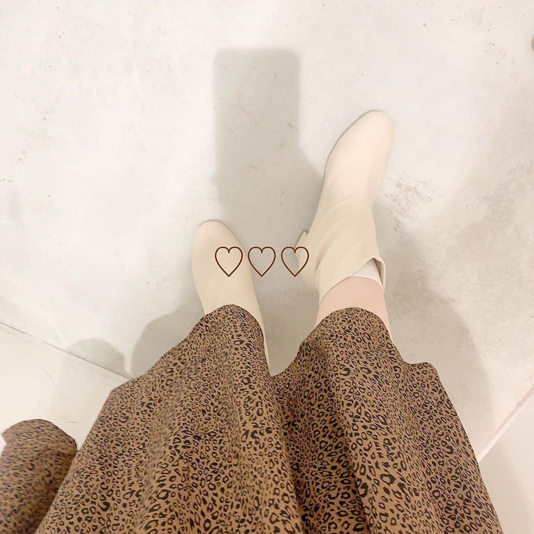 RiLiさんのインスタグラム写真 - (RiLiInstagram)「消えそうな色コーデと相性バツグン💕【ホワイトブーツ】👢🎀 ..... 秋の定番アイテムといえば……ブーツ🐿毎年新作のブーツを買ってる子も多いのでは？👀💓そんな子たちにおすすめするトレンドブーツは【ホワイトブーツ】だよ🧚🏻♀🧚🏻♀🧚🏻♀ おすすめポイント🌟は足元👢から簡単に抜け感を出せてオシャレ上級者💖っぽく見えちゃうところだよ🐰💐一見難しそうだけど『消えそうな色コーデ』と相性バツグンで『ブラウンコーデ』にも合わせやすいの🥺 秋🍁に向けていろんなブランドから販売されているからネクストブームの予感🙊💭💓ぜひいち早くゲットしてね👱🏻♀💌 ❣ ❣ ❣ ❣ ❣ サイトやSNSで掲載させていただくお写真募集中😘📸 かわいいコーデやアイテム、注目スポットなどが撮れたら、ハッシュタグ→#rili_tokyo  を付けて投稿❗ ． Special Thanks💋 Photo by @rii_maru @maaas_0321 @aricco_o @asukaa02 @en__chana13 @ru__1983 @ch_seira_ @nanami73_n @yoppiee_1118 ． #秋 #秋コーデ #ブーツ #ホワイトブーツ #ソックスブーツ #足袋ブーツ #ホワイトアイテム #足元倶楽部 #足元コーデ  #くすみカラーコーデ #消えそうな色コーデ  #ブラウンコーデ #ベージュコーデ  #ワントーンコーデ #シンプルコーデ  #カジュアルコーデ #ガーリーコーデ #置き画 #置き画くら部 #今日のコーデ #コーデ #コーディネート #RiLi  #おしゃれさんと繋がりたい #お洒落さんと繋がりたい #ファッション #패션스타그램 #ootd #outfit」9月18日 18時01分 - rili.tokyo