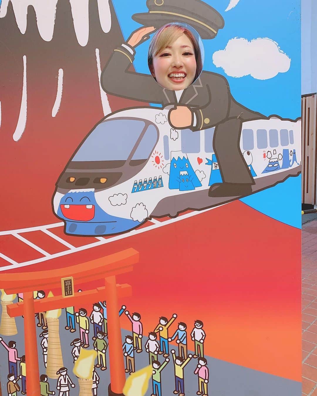 木村優さんのインスタグラム写真 - (木村優Instagram)「日本一の山、富士山にお参りに行ってきました！﻿ ﻿ 人生初の富士山！🗻🗻🗻﻿ 人生初のパワースポット！﻿ 私の一番の趣味！温泉！﻿ ﻿ しかもなんと日本のメイク業界を創ってきたトニータナカさんに、KERAやゴシック&ロリータバイブルを創刊した鈴木真理子さんと連れてっていただきました✨﻿ ﻿ ﻿ バイブルの撮影の時、喋るだけでもめちゃくちゃ緊張した編集長さんと、﻿ 富士山行って浅間神社行ってすいとん食べて温泉って﻿ ﻿ ﻿ 人生ってわからないよね﻿ あの時はもうとにかく自分に自信が無くていっぱいいっぱいだったけど﻿ 進み続けてきてよかったねって﻿ 思える時はやっぱ来るんだよね✨﻿ ﻿ ﻿ あとね、今年はずっとアメリカのセドナに行ってみたくて﻿ 夢ノートに「セドナセドナセドナ…」ってずっと書いてて﻿ いつ叶うのかなぁ〜﻿ パワースポット行ってみたいなぁ〜って心馳せていたら﻿ ﻿ ﻿ 突然こんな形で﻿ プレゼントがやってきました✨﻿ ﻿ 自分が望んでもない想像を超えた角度から﻿ ﻿ ﻿ 何かが叶う時って﻿ そんな感じなのかもしれないね﻿ ﻿ ﻿ だからいっぱい望んでいこう﻿ ﻿ ﻿ 望んだ事が﻿ どんな風に想像を越えて叶っていくのか﻿ 楽しみにするのが私の仕事✨✨﻿ ﻿ ﻿ #富士山 #富士講 #浅間神社 #神社巡り #パワースポット #温泉﻿ #自分ビジネス」9月18日 18時01分 - kimura_u