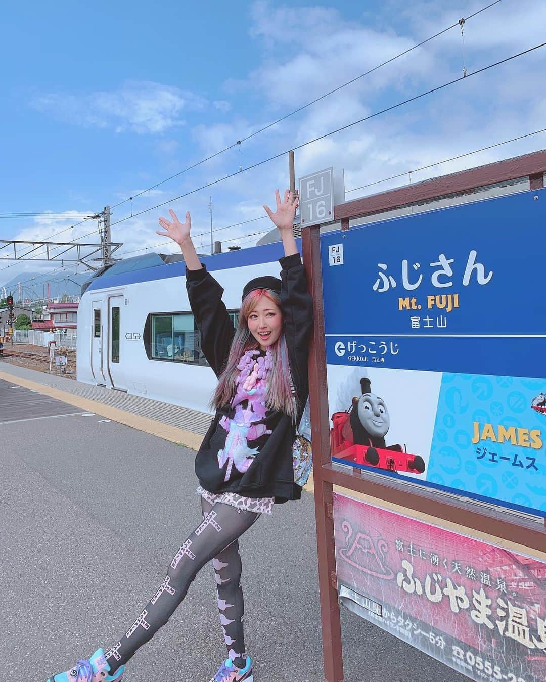 木村優さんのインスタグラム写真 - (木村優Instagram)「日本一の山、富士山にお参りに行ってきました！﻿ ﻿ 人生初の富士山！🗻🗻🗻﻿ 人生初のパワースポット！﻿ 私の一番の趣味！温泉！﻿ ﻿ しかもなんと日本のメイク業界を創ってきたトニータナカさんに、KERAやゴシック&ロリータバイブルを創刊した鈴木真理子さんと連れてっていただきました✨﻿ ﻿ ﻿ バイブルの撮影の時、喋るだけでもめちゃくちゃ緊張した編集長さんと、﻿ 富士山行って浅間神社行ってすいとん食べて温泉って﻿ ﻿ ﻿ 人生ってわからないよね﻿ あの時はもうとにかく自分に自信が無くていっぱいいっぱいだったけど﻿ 進み続けてきてよかったねって﻿ 思える時はやっぱ来るんだよね✨﻿ ﻿ ﻿ あとね、今年はずっとアメリカのセドナに行ってみたくて﻿ 夢ノートに「セドナセドナセドナ…」ってずっと書いてて﻿ いつ叶うのかなぁ〜﻿ パワースポット行ってみたいなぁ〜って心馳せていたら﻿ ﻿ ﻿ 突然こんな形で﻿ プレゼントがやってきました✨﻿ ﻿ 自分が望んでもない想像を超えた角度から﻿ ﻿ ﻿ 何かが叶う時って﻿ そんな感じなのかもしれないね﻿ ﻿ ﻿ だからいっぱい望んでいこう﻿ ﻿ ﻿ 望んだ事が﻿ どんな風に想像を越えて叶っていくのか﻿ 楽しみにするのが私の仕事✨✨﻿ ﻿ ﻿ #富士山 #富士講 #浅間神社 #神社巡り #パワースポット #温泉﻿ #自分ビジネス」9月18日 18時01分 - kimura_u