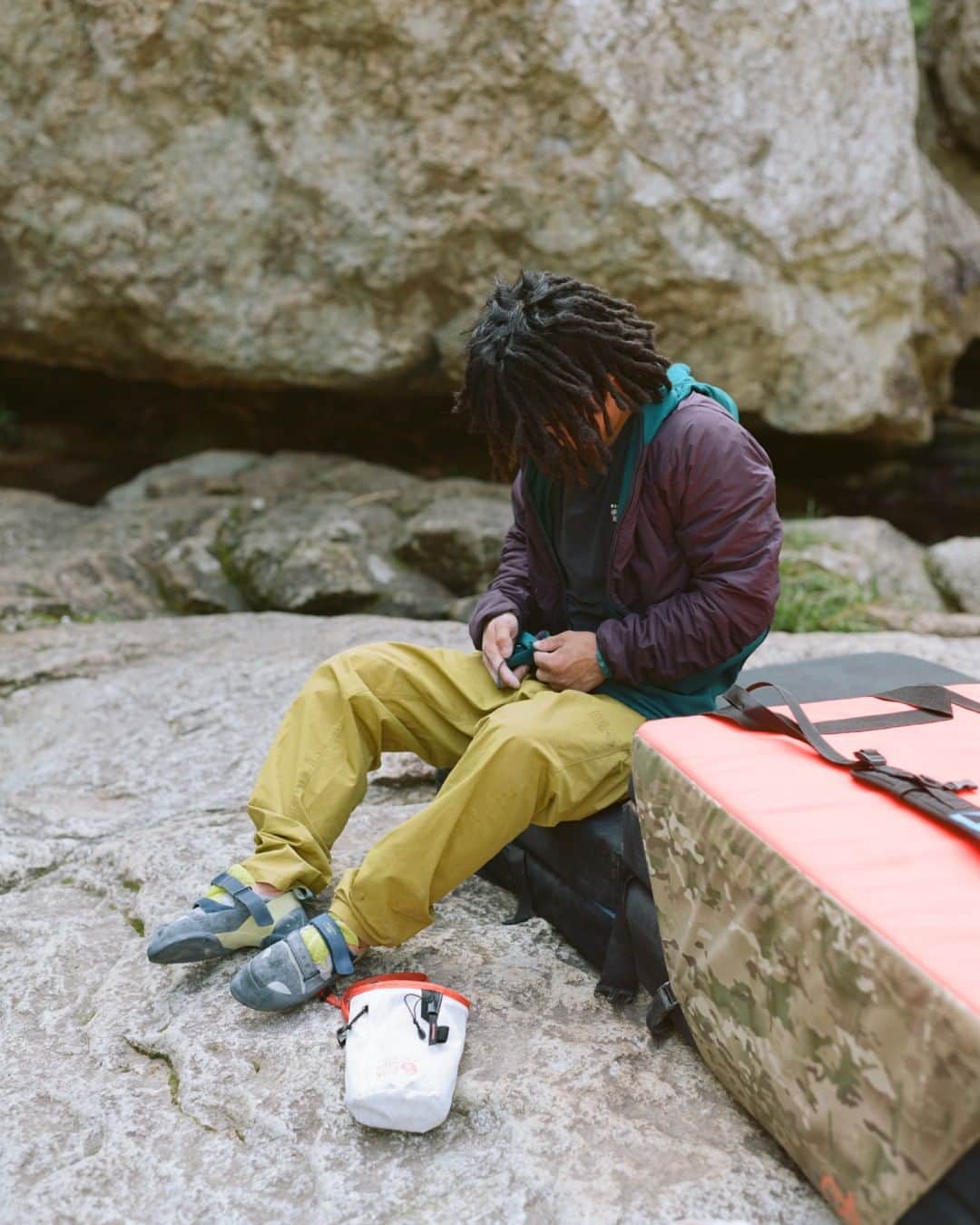 のインスタグラム：「課題にトライした後  軽やかに羽織るのは「Kor Strata Climb Jacket」  Climber @daisukeichimiya  #mountainhardwear #マウンテンハードウェア #climbing #bouldering #クライミング #ボルダリング #OM7797 #OM8195」