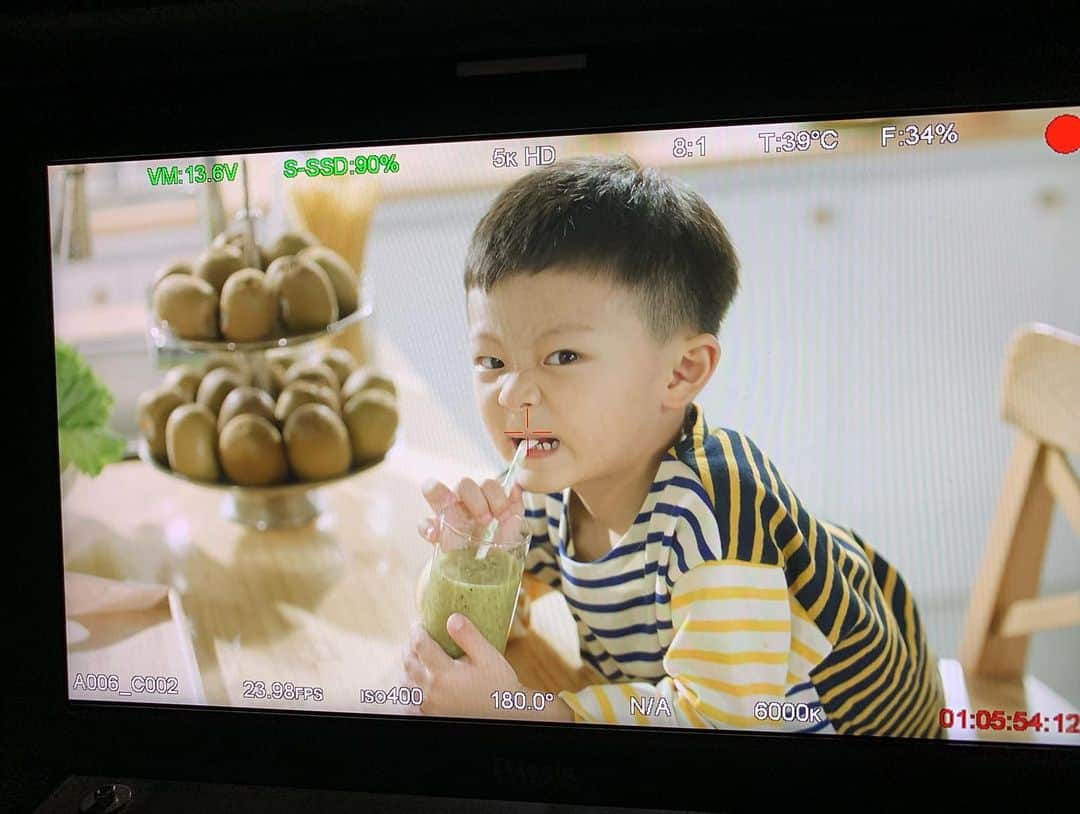 イ・ヒョニさんのインスタグラム写真 - (イ・ヒョニInstagram)「🥝 윤서와 함께했던 첫 광고촬영 비하인드  즈응말 힘들었지만 좋은추억🥰💚」9月18日 12時38分 - lee.hyunyi