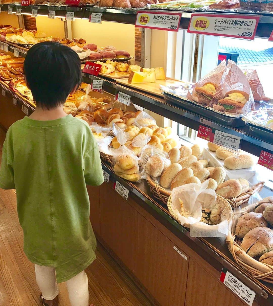中道あすかさんのインスタグラム写真 - (中道あすかInstagram)「#東久留米 の駅前で見つけた、 可愛い#パン屋 さん🥐💕 #ovenfreshkitchen . . どれも美味しくて 可愛いパンがたくさんなのに、 お値段が安くて びっくり❣️😳 . .  ココだけじゃなくて、 何店舗かあるみたいだけど、 私が住んでる地域にはないから ご近所に欲しいよーーっ😍♥️ . . . . . ーーーーーーー 👇【多摩postまとめ】 #中道あすか多摩散歩🚶‍♀️💨 . . #東京都総務局 【#多摩の魅力発信プロジェクト 】 . #多摩 の情報は、 ▼コチラ でCHECK💓 @tamahatsu_official ▼HP https://tama120.jp ーーーーーーー . . .  #たま発  #tamahatsu  #PR  #インスタグラマー#親バカ#親バカ部#男の子ママ#5歳#5才#ママ#子連れ旅行#cozre#コドモノ#キッズモデル#親子リンクコーデ#親子#親子コーデ#リンクコーデ#インスタ映え#フォトジェニックスポット#パン屋巡り #パン屋さん巡り」9月18日 12時42分 - asuroom