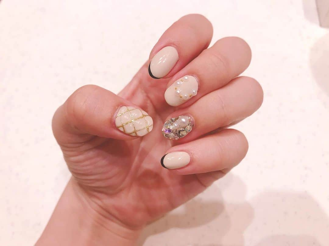 小島まゆみさんのインスタグラム写真 - (小島まゆみInstagram)「. . . New nail💕💅✨ . ここ数ヶ月はかなり落ち着いたデザインにしました。キャラものの3Dとか久しぶりにやりたいな…！ .  #nail #nailsofinstagram #nailart #3Dnaill #chanelnails #リボンネイル  #instagood #naildesign」9月18日 12時44分 - kojima_mayumi_