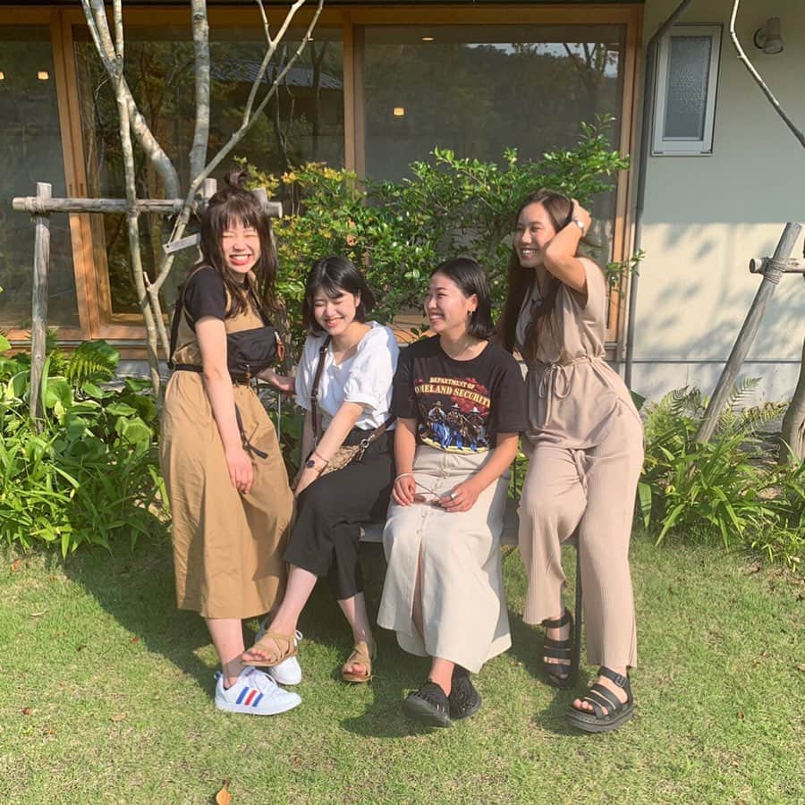 のインスタグラム：「新大阪 Summer Smile🍀 . クラスメイトの地元で3年続けて 夏を過ごした仲良し4人組👭👭 . 今年で卒業ということもあり 思い出に浸りながら過ごしたそう😌 . . #新大阪歯科衛生士専門学校 #sdhc #歯科衛生士 #歯科衛生士の卵 #campuslife #summer #smile #夏休み #classmate  #卒業 #夕日ヶ浦海岸  #友達 #friend #学校 #school #夢 #dream #専門学校 #仲間 #happy #love #fun #girl #likeforlike #like4like #instagood #instalike #dental #dentalhygienist  #dentalhygiene」