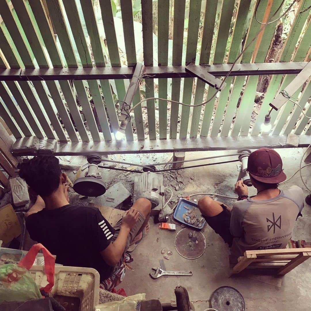のインスタグラム：「100% transparent. 💪 ⠀⠀⠀⠀⠀⠀⠀⠀⠀ This is as real as it gets, behind the scenes in West Java where the source of some of the rarest most fascinating stones are found.  It’s not glamorous, it’s serious hard labour but possibly one of the most exciting and mind opening visits I have done.  The locals sleep, eat and work in their workshops sorting through piles of rocks, slicing them up searching for the precious unique stones that we buy off the shelf without thought of how, what, where.  These rocks are sold to big gem dealers across the world to flog at mineral trade shows, westerners hardly ever come to this source and most have no clue where their gems come from or how they are processed. ⠀⠀⠀⠀⠀⠀⠀⠀⠀ Having had the opportunity to visit these workshops / homes, sort and find my own gems and have them custom cut them has been a milestone for our transparency policy.  To appreciate the journey and hard labour behind each stone that sits across your neck or on your finger is a game changer and we can safely and confidently say that what’s to come is 100% responsibly and ethically sourced. 🙏 #trusttheprocess #sustainableluxury . . . . . . #labouroflove #fossils #minerals #trustthesource #ethicaljewelry #responsiblysourced #travelwithapurpose #consciousjewels」