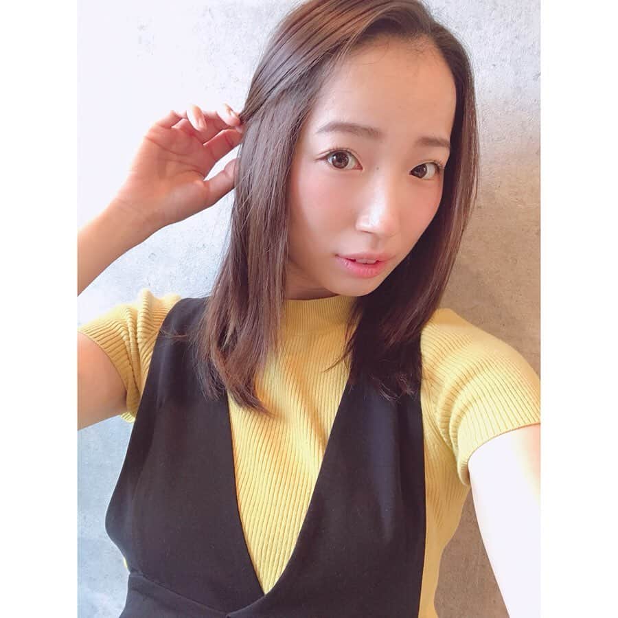 のインスタグラム：「髪の毛を触るのが気持ちよくて サラサラすぎて ニヤニヤがとまらない＼( 'ω')／ 自分の髪の毛じゃないんじゃないか！ って疑いたくなるぐらい 綺麗にストレートになってくれて 大満足な顔してる写真たち♡ . . . . #エンリエアー #enrihair #千葉サロン #千葉美容室 #千葉ヘアサロン #千葉縮毛矯正 #縮毛矯正 #pr #コラボベース #ありあけゆな」