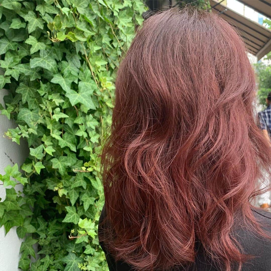 【北堀江・美容室 peaks hair】のインスタグラム：「ㅤㅤㅤㅤㅤㅤㅤㅤㅤㅤㅤㅤㅤ ㅤㅤㅤㅤㅤㅤㅤㅤㅤㅤㅤㅤㅤ ピンクベージュ🍒 ㅤㅤㅤㅤㅤㅤㅤㅤㅤㅤㅤㅤㅤ これからのシーズンカラーです！ 暖かみのある色味もしてみませんか？ ㅤㅤㅤㅤㅤㅤㅤㅤㅤㅤㅤㅤㅤ stylist オクノ  #peakshair #ピークスヘアー#堀江#北堀江#美容室##Instahair#hairstyle#Instafashion#イルミナカラー#小顔#美意識#おしゃれな人と繋がりたい#おしゃれ#お洒落#ヘアアレンジ#ヘアスタイルチェンジ」