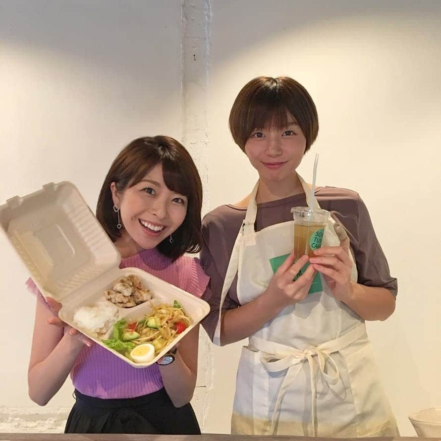 小尾渚沙さんのインスタグラム写真 - (小尾渚沙Instagram)「タイで主流のソムタム（青パパイヤを使ったサラダ）を食べに行ってきました♡♡ . なんと作ってくれたのは、放送作家のうっしー！！ . 田町駅芝浦口すぐそばのところに、ソムタム専門店がオープンしたんです！ （ @somtumcaffe ） . 青パパイヤって腸内の働きを活発にしてくれたり、ポリフェノールの含有量がワインの約7.5倍だったり、ビタミンが豊富だったりするんです！！ . 人生初ソムタム、タイ料理特有の酸味と辛味があってやみつきになりそう！♡♡ シャキシャキの食感も良かったです♡ . 『おびちゃんのインスタを見た』で、アジアンテイストの唐揚げプレゼントですって～！わーい！(^o^)／ . 昨日ソムタム食べたばかりなのに、もう食べたい！！！笑 皆さんもぜひ味わってみて下さい♡ . . #ソムタムカフェ #ソムタム #青パパイヤ #タイ #タイ料理 #somtumcaffe #美容 #健康 #ダイエット #筋トレ #葉酸  #田町 #芝浦 #唐揚げ #テイクアウト  #オシャレカフェ」9月18日 13時06分 - obi_nagisa