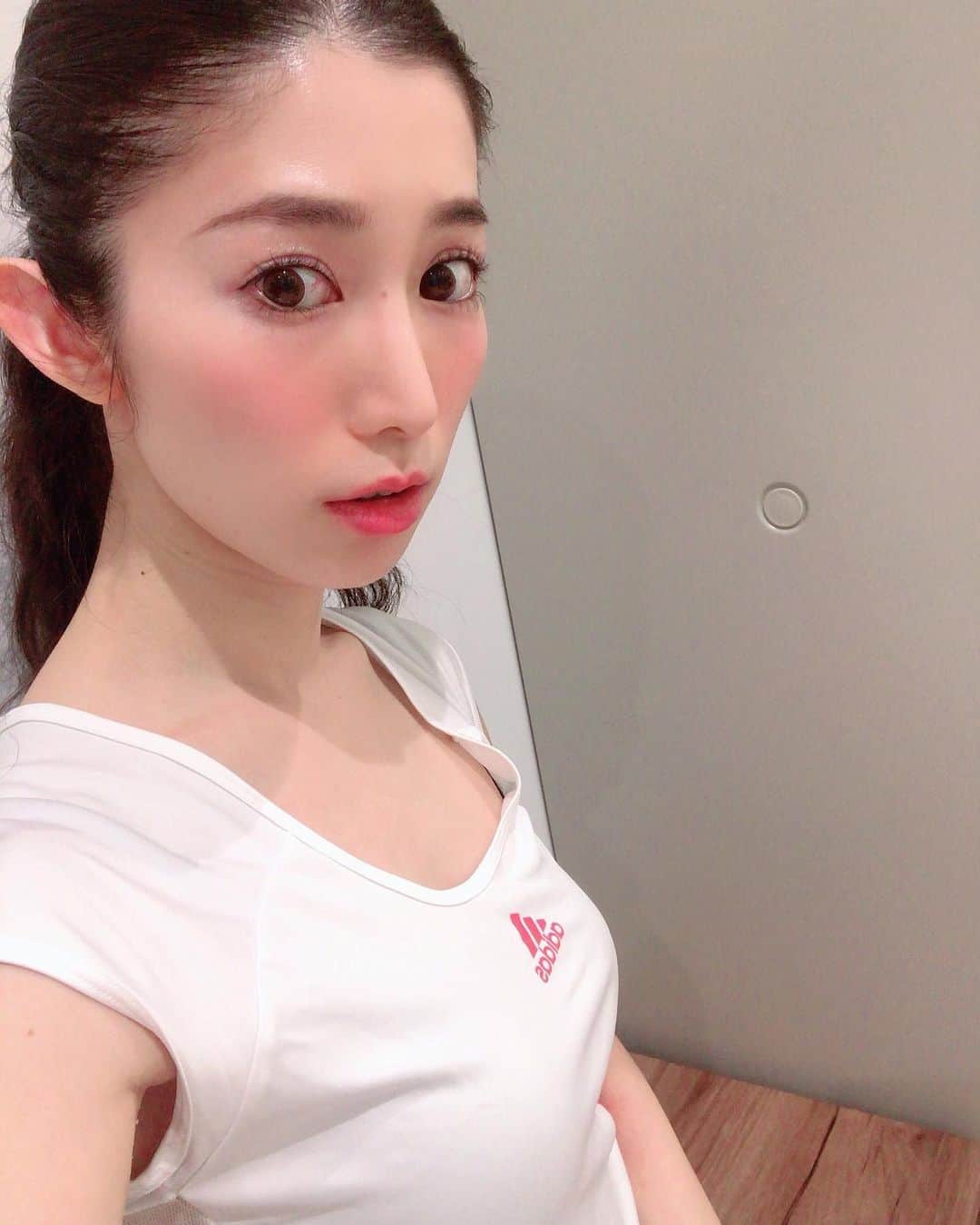 のインスタグラム：「ラジオ日本でニュース読みからの筋トレヨガtuesday  ダンベルとゴムをつかったスペシャルメニューで カラダがバッキバキ。  そして今年もビキニを未だ着れずにおります👙  一一一一一一一一一一一一一一一 #憧れの#波打ち際でパシャパシャ  #ビキニ#筋トレ#筋トレヨガ#ヨガ #ヨガポーズ#ヨガレッスン#ignite #表参道#筋トレ女子#ヨギーニ#yoga#yoggy#yoggi#healthy #全て使い果たした#トレーニング#diet#training」