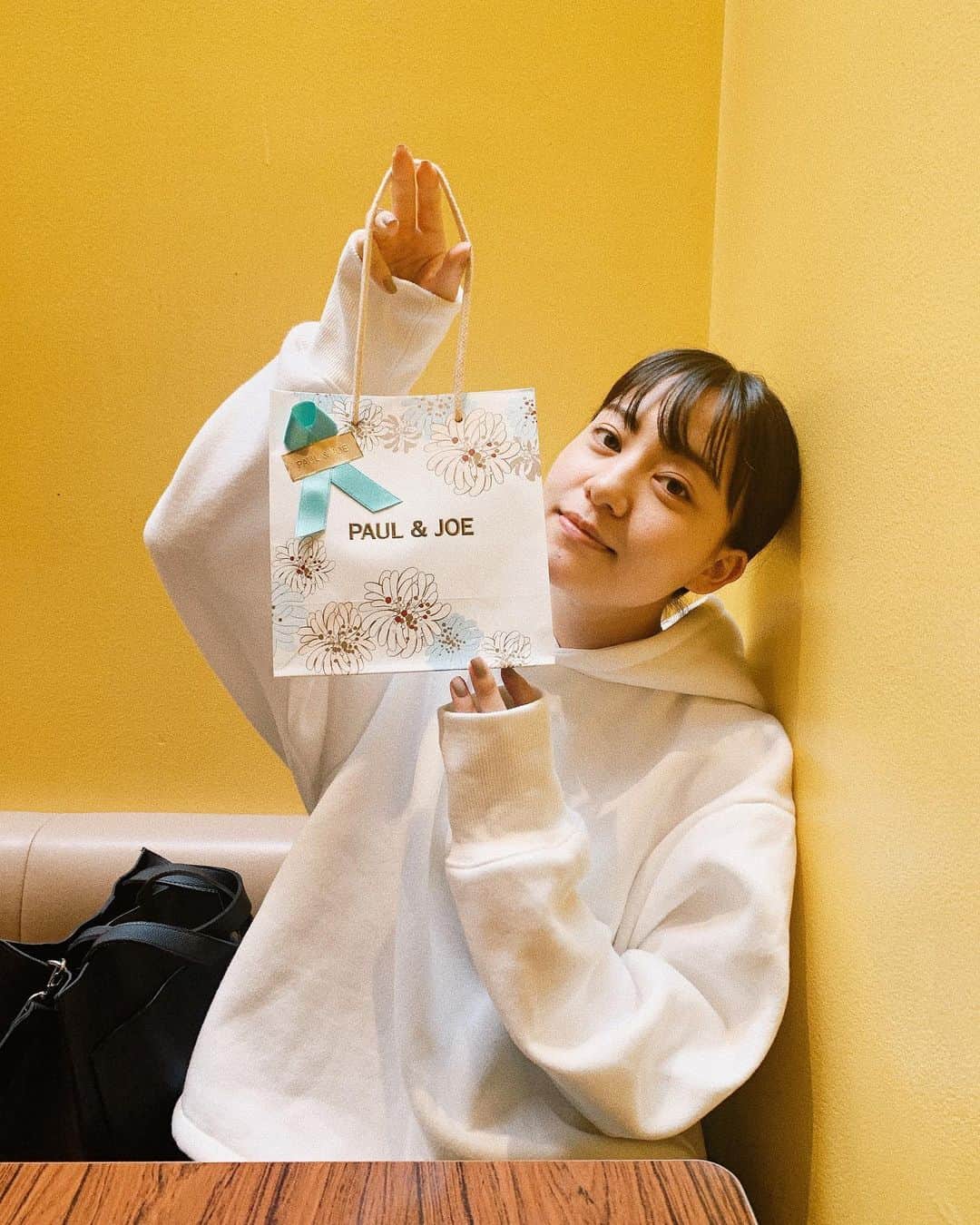 のインスタグラム：「嬉しいプレゼント〜🎁﻿ ﻿ #初 #paulandjoe  #コスメ #プレゼント﻿ #気分が上がるね 🐱」