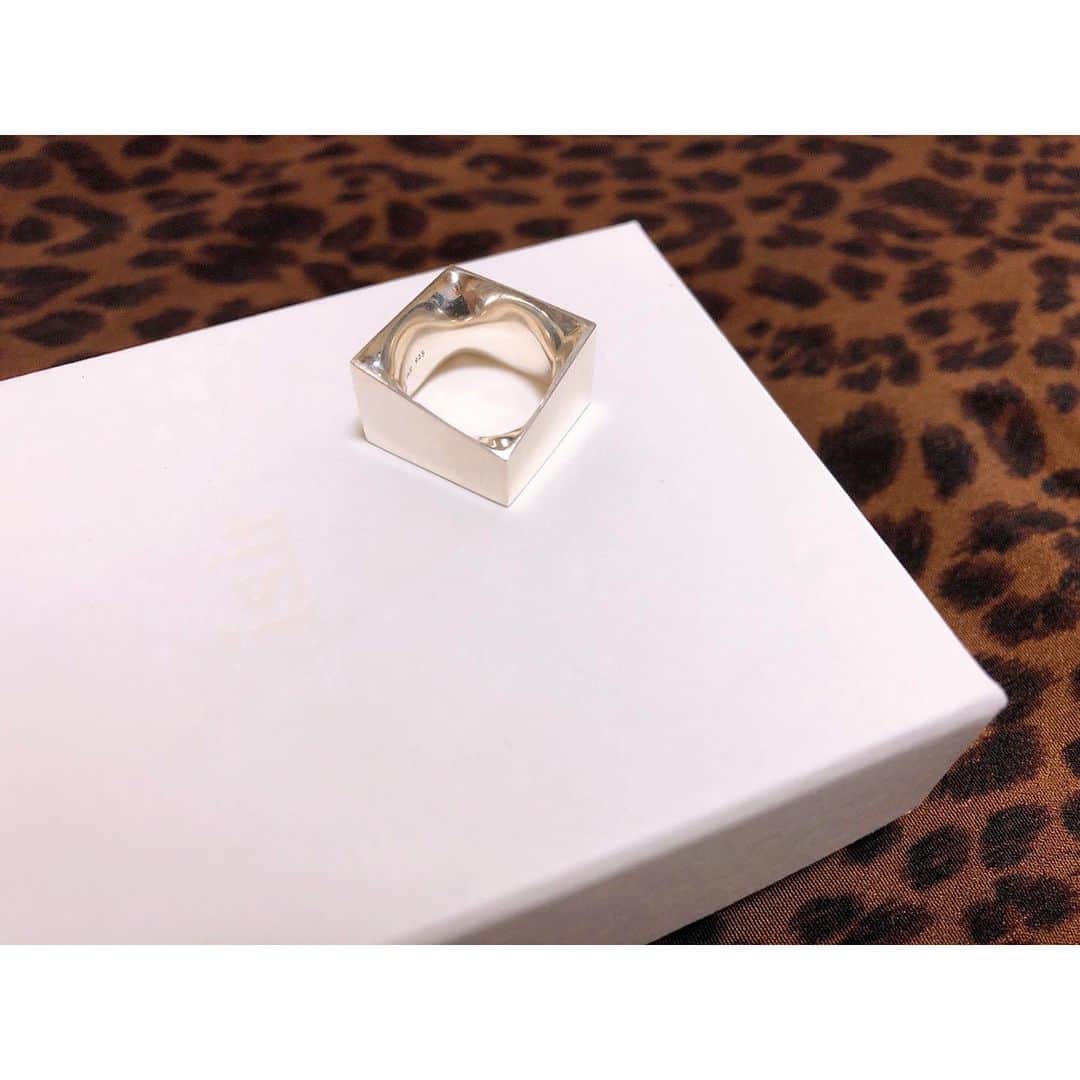 etsucoのインスタグラム：「* * * 楽しみに待ってた @isir.jp さんのリング🌿✨✨ * 1から作って頂くモノには 温度を感じます🖤 * お気に入り。 * * #isir #ring #silverring #pinkyring  #handmade #イズィール #お兄さんお姉さん本当にありがとう #無事届きました #デザイナーさんは元建築家らしい #建築関係者にやたら親近感湧く #大工の娘あるある #他にも欲しいのがいっぱい #普通の指輪じゃ物足りない人へ #エッジが効いててオススメです #一期一会 #出逢は宝物」