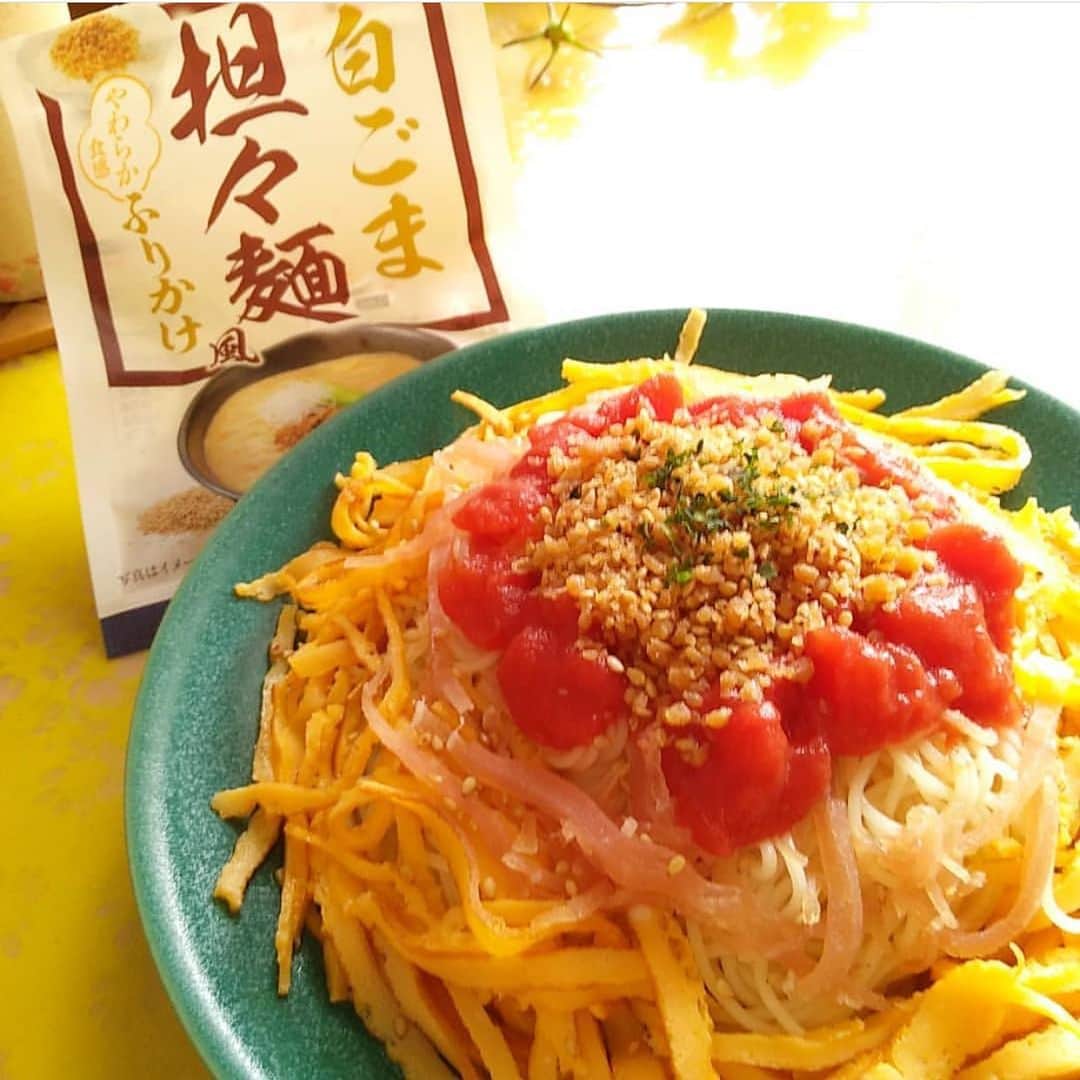 にんべん　おだしでキレイ習慣さんのインスタグラム写真 - (にんべん　おだしでキレイ習慣Instagram)「こんにちは🌞﻿ 今日は @tamatamatamar さんの #秋のにんべんごはん 投稿をご紹介します🤗❣️﻿ #料理ふりかけ シリーズで中華風そうめん👏✨﻿ かけるだけで簡単に味が決まる料理ふりかけは、アレンジが効きますね🥰﻿ 素敵なレシピをありがとうございます❣️﻿ ﻿ .﻿ .﻿ .﻿ ﻿ にんべんの驚きの新商品、#白ごま担々麺風ふりかけ を使った素麺﻿ 名付けて、「太陽のトマト素麺、白ごま担々麺風」﻿ ﻿ 材料：素麺、トマト缶、生ハム、錦糸卵、めんつゆ、白ごま担々麺風ふりかけ﻿ ﻿ 作り方：素麺を茹でて、錦糸卵を作り、素麺の上に盛り付けるだけ～🍴 玉子の甘味と生ハムの塩味に、時々中華風の旨味が混ざる創作料理が出来ました😁﻿ ﻿ このふりかけ、そのまま食べてもおいしい😍﻿ ﻿ #秋のにんべんごはん　﻿ #にんべん新商品2019秋冬　﻿ #にんべんだしアンバサダー　﻿ #だしのある生活」9月18日 13時20分 - ninben.dashiambassador