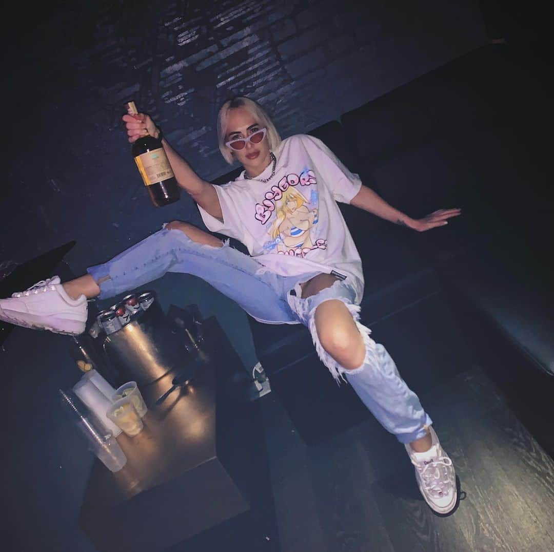 Carter Cruiseさんのインスタグラム写真 - (Carter CruiseInstagram)「how i’m about to be at @avalonhollywood for my show this friday 🤗 & yes, my jeans are so torn from dancing that you can see my VERY sexy cotton granny panties from amazon lmao. stop zooming in on my crotch & get your tickets for friday you sick fucks」9月18日 13時23分 - cartercruise