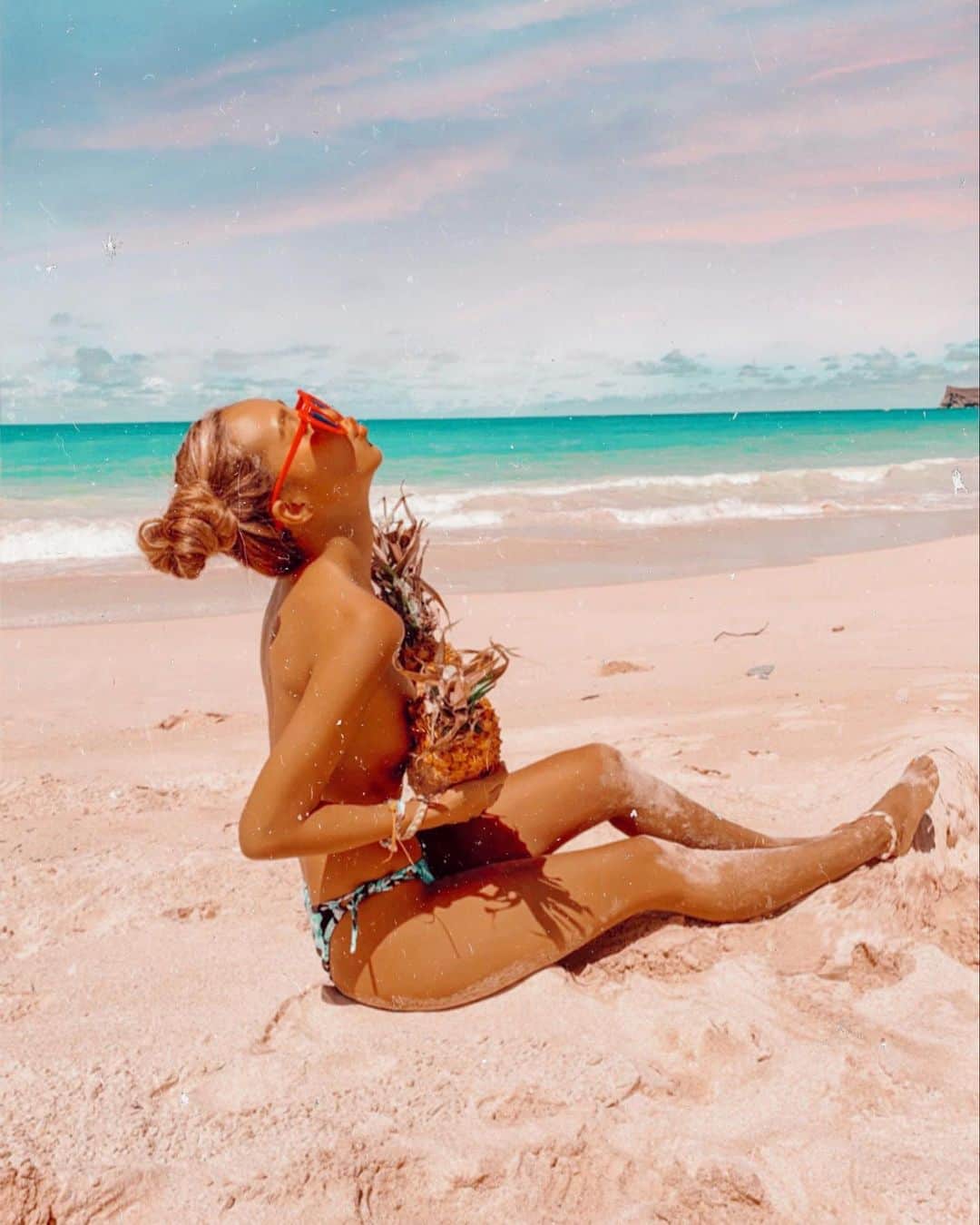 のインスタグラム：「wearing pineapple 🧡💛🌺❤️🍍 大地の中で たくさん笑ってる時が幸せ❤️ たっぷりと新鮮な水を飲むと 体の中からクリアになるし、 いっぱい笑って空気を吐くと またたっぷりと新たな空気を吸い込める💗 当たり前だけど、とっても大切なこと💛🧡」