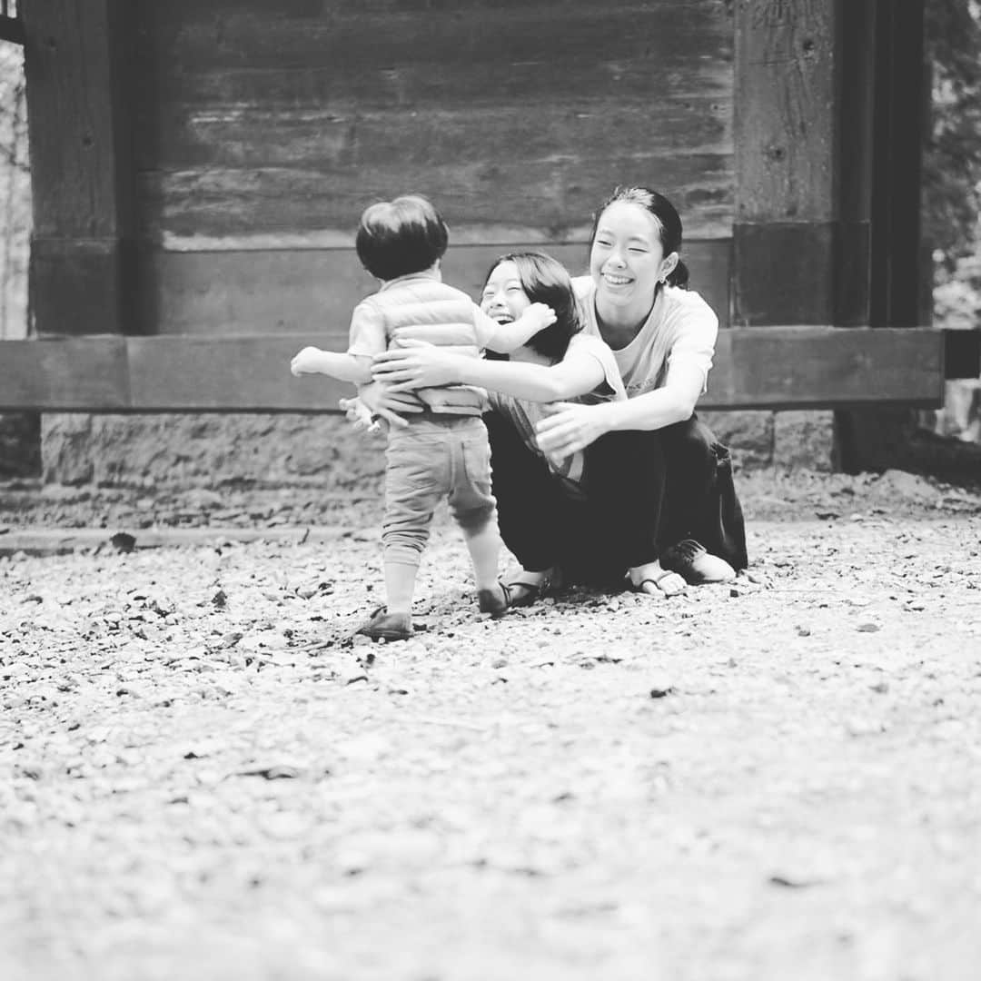 山城葉子さんのインスタグラム写真 - (山城葉子Instagram)「. 戸隠神社 約500メートル続く樹齢400年を数えるの並木道は天然記念物だそう。  子供たち皆んなと青空の中、神秘的なパワースポットに来れて本当良かったです  真ん中は神様が通る道だから歩いてはいけないそうで、、、 誰かが少しでも真ん中を歩くと→ウタちゃんがつかさず注意😂 常にルールに厳しいウタちゃんです…」9月18日 13時23分 - yokoyamashiro