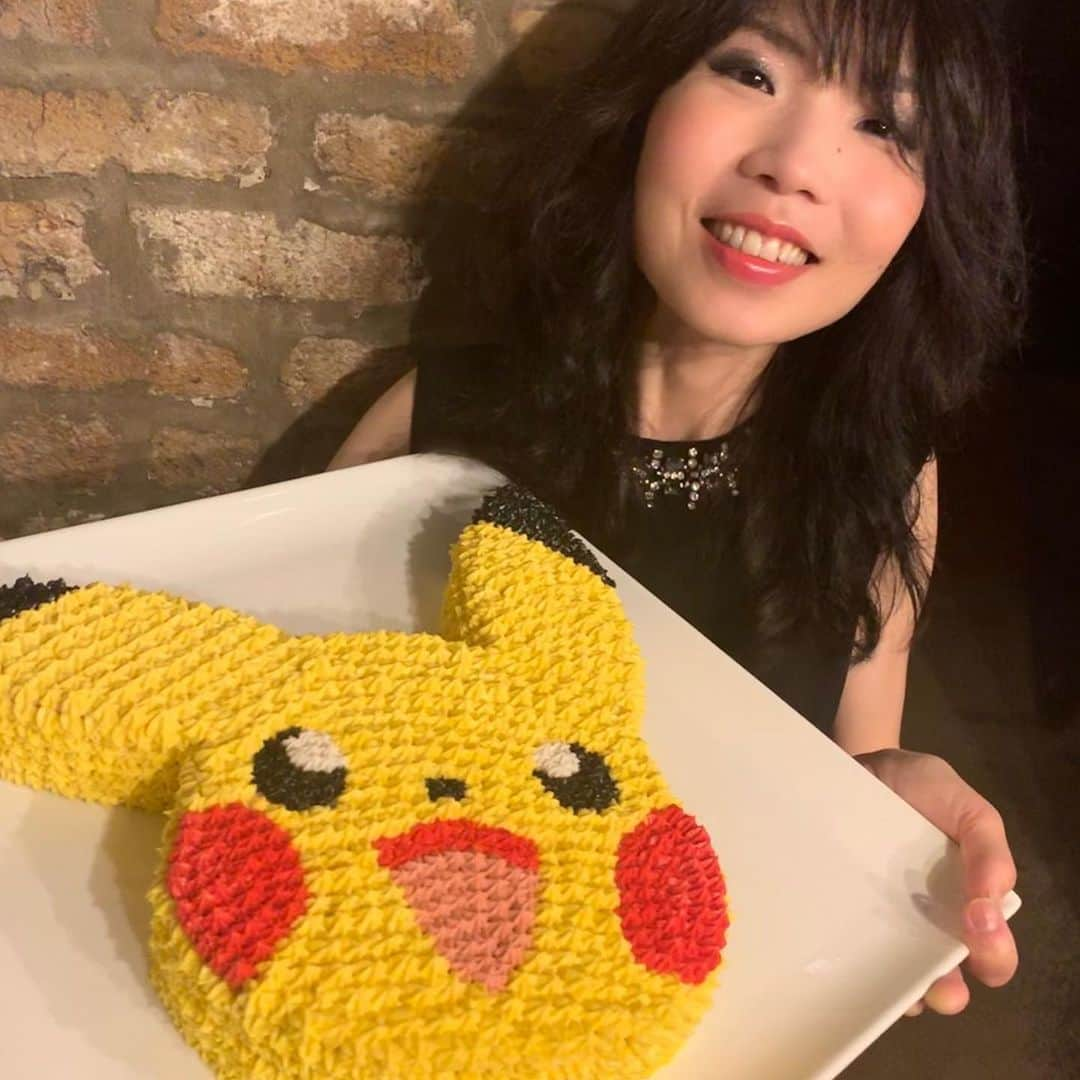 BORISさんのインスタグラム写真 - (BORISInstagram)「Thank you so much Chicago!! I’m so happy tonight!! Promoter gave us Vegan Pikachu cake!! Cheers!! Pika-!!! WATA  #borisheavyrocks #borisdronevil @orangeamplifiers @thirdmanrecords @lh_schubas @uniform_nyc」9月18日 13時31分 - borisdronevil