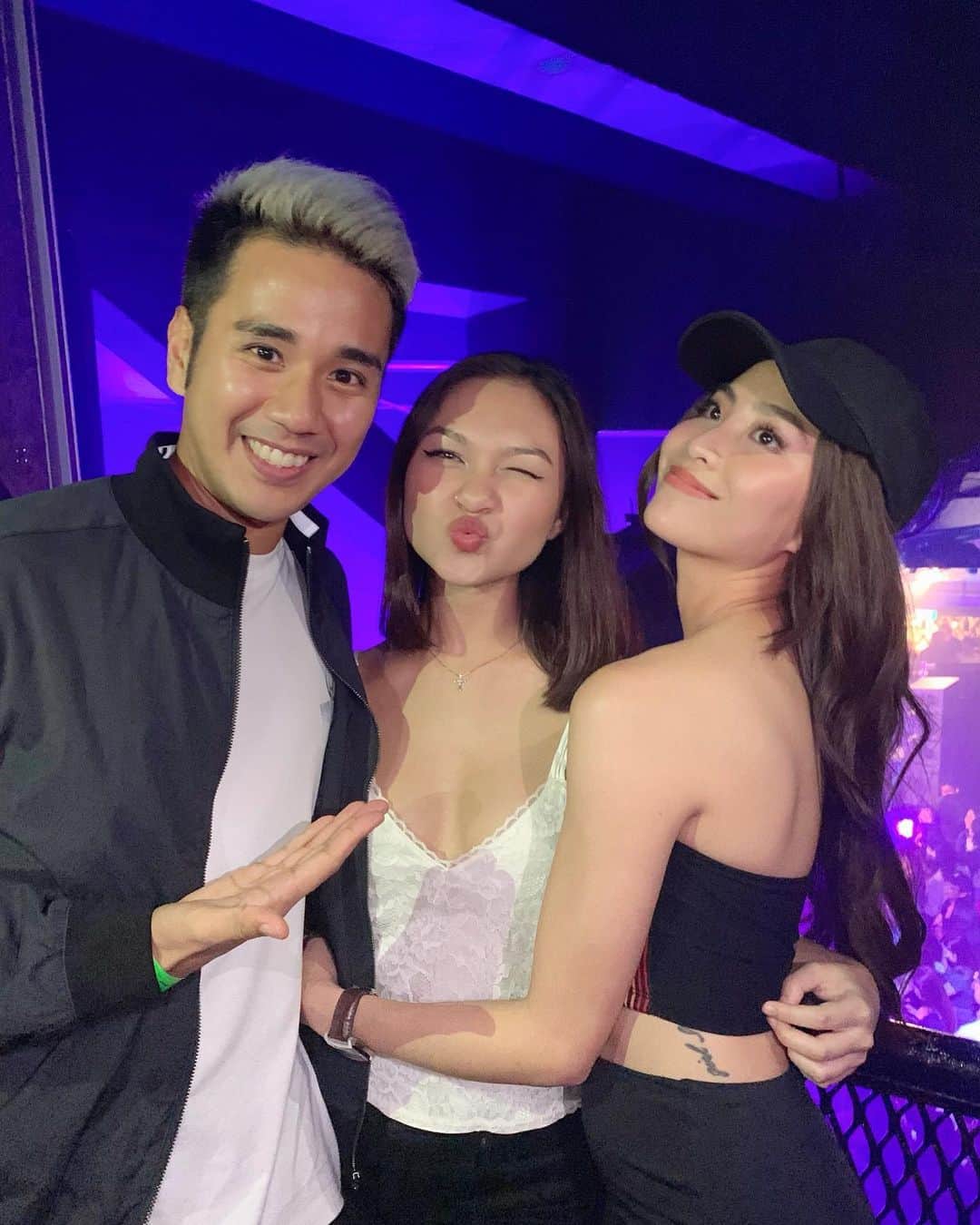 ソニアのインスタグラム：「Thanks for being a superstar intern @cheyennejwl 🤪🔥 You gon’ kill it out there! Missing you already xx  Also, new hair who dis 🖤 Beautiful extensions by @hairdreams_sg」