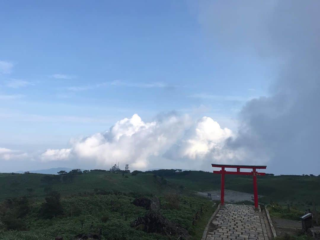 大湖せしるさんのインスタグラム写真 - (大湖せしるInstagram)「﻿ ﻿ 先日、﻿ 箱根旅行へ﻿ ﻿ 素敵なお宿で﻿ 美味しいもん食べて﻿ のんびりして﻿ ﻿ 箱根神社参拝したり﻿ ﻿ たくさん﻿ マイナスイオン感じたり﻿ ﻿ めっちゃ癒し旅でした♪﻿ ﻿ 知らない土地へ行って﻿ 知らない事を経験して﻿ 色んなこと吸収して、、、﻿ ﻿ それって﻿ めっちゃ大切やよね﻿ ﻿ 行ったばかりやけど﻿ もう旅行行きたいっ！！﻿ ﻿ 次は﻿ どこ行こかなぁー﻿ ﻿ ﻿#箱根 #旅行 #温泉 #癒し旅  #パワーチャージ #リフレッシュ  #もっと色んなとこ行きたい  #もっと色んなこと知りたい  #そろそろ海外も行きたいな」9月18日 13時34分 - cecile_daigo