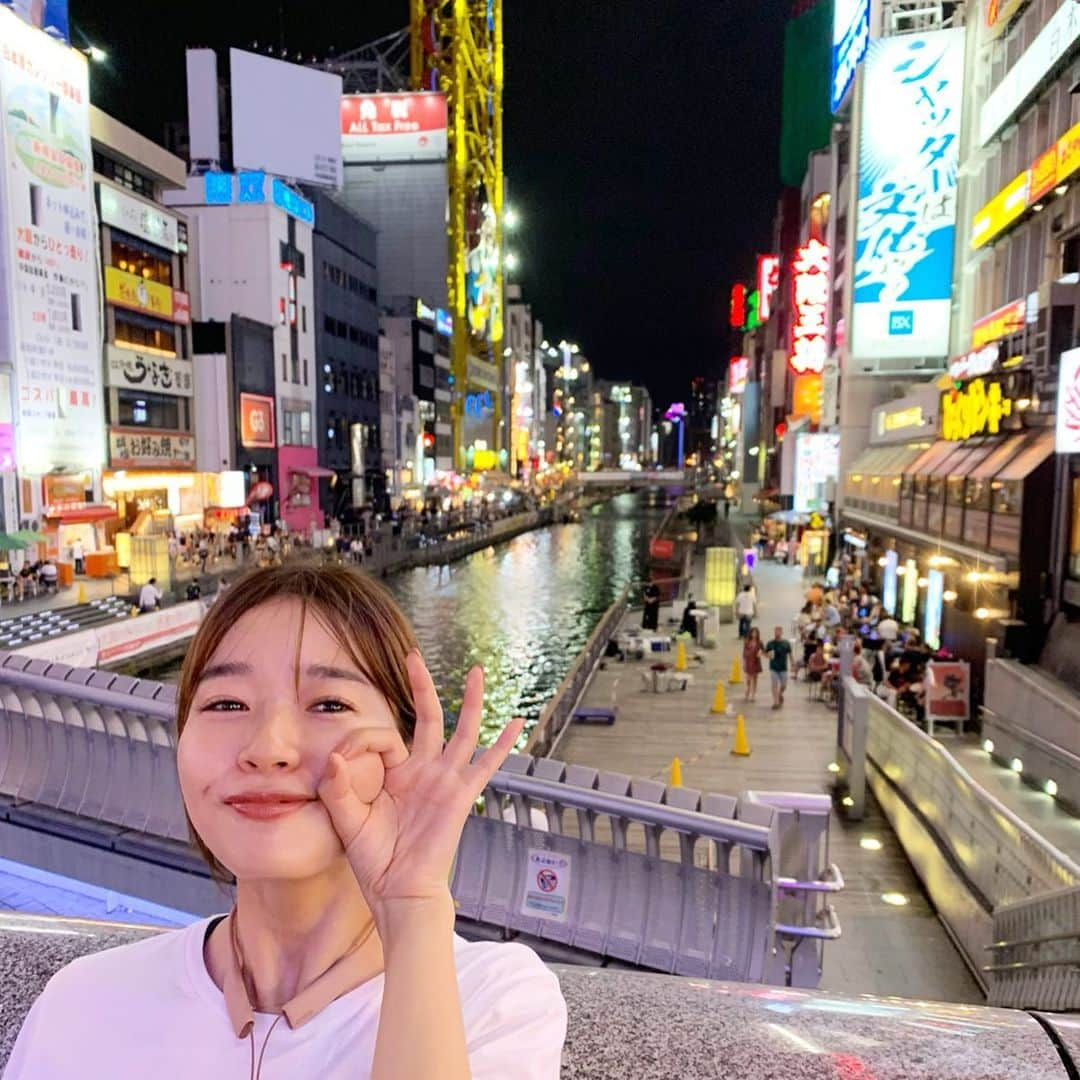 猪鼻ちひろさんのインスタグラム写真 - (猪鼻ちひろInstagram)「Osaka night🐙 大阪お邪魔しております。 関西の皆さまからの沢山のメッセージ嬉しかったです。 もうかりまっか！ぼちぼちでんな！ ほな、おおきに❣️ #後ろのお兄さんもさりげなく足がグリコポーズ🙌🏻 #親友と出張かぶりヤッター #いつもダラダラ恋バナをしてるよ笑 #いつもありがとよ #ちひろの運動 #ゆるっと #ランニング #楽しかった！ #ちひろトリップ #ちひろtrip関西」9月18日 13時36分 - inohanachihiro