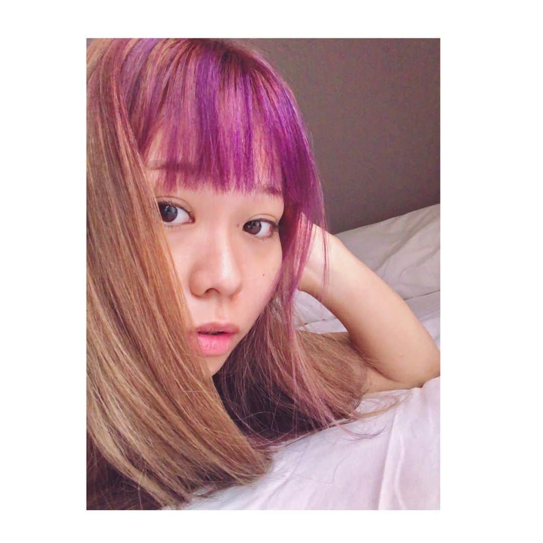 MAIKO さんのインスタグラム写真 - (MAIKO Instagram)「🍆初のマニパニ大失敗🍆 ・ ・ あの激しいで噂のマニパニをリンスで薄めてチャレンジしてみたら… ・ ・ ・ 前髪だけ茄子になりました🍆 ・ ・ ・ ・ #リンスやシャンプーで薄めると紫シャンプーっぽく黄色を抑えられるらしい💈 #敗因 #手を滑らせて原液ドバッと #リンスもったいねぇぇと予定より少なめの薄め方 #ブラシ持ってなくてそのままガッツリ出て塗ったった🤟 #前髪やたら集中攻撃 #色むらやばたん🥺🌈 #マニックパニック  #色の種類多すぎ #黄色を消すのは紫 #ヴァイオレットって紫だよね〜と塗ってみたらピンクよりの紫かよっ🤣 #青よりの紫が欲しかったのにぃぃぃ #パープルかヴァイオレット迷ったんだよな〜🤣 #失敗は成功への近道🥺💈」9月18日 13時40分 - maiko_oops