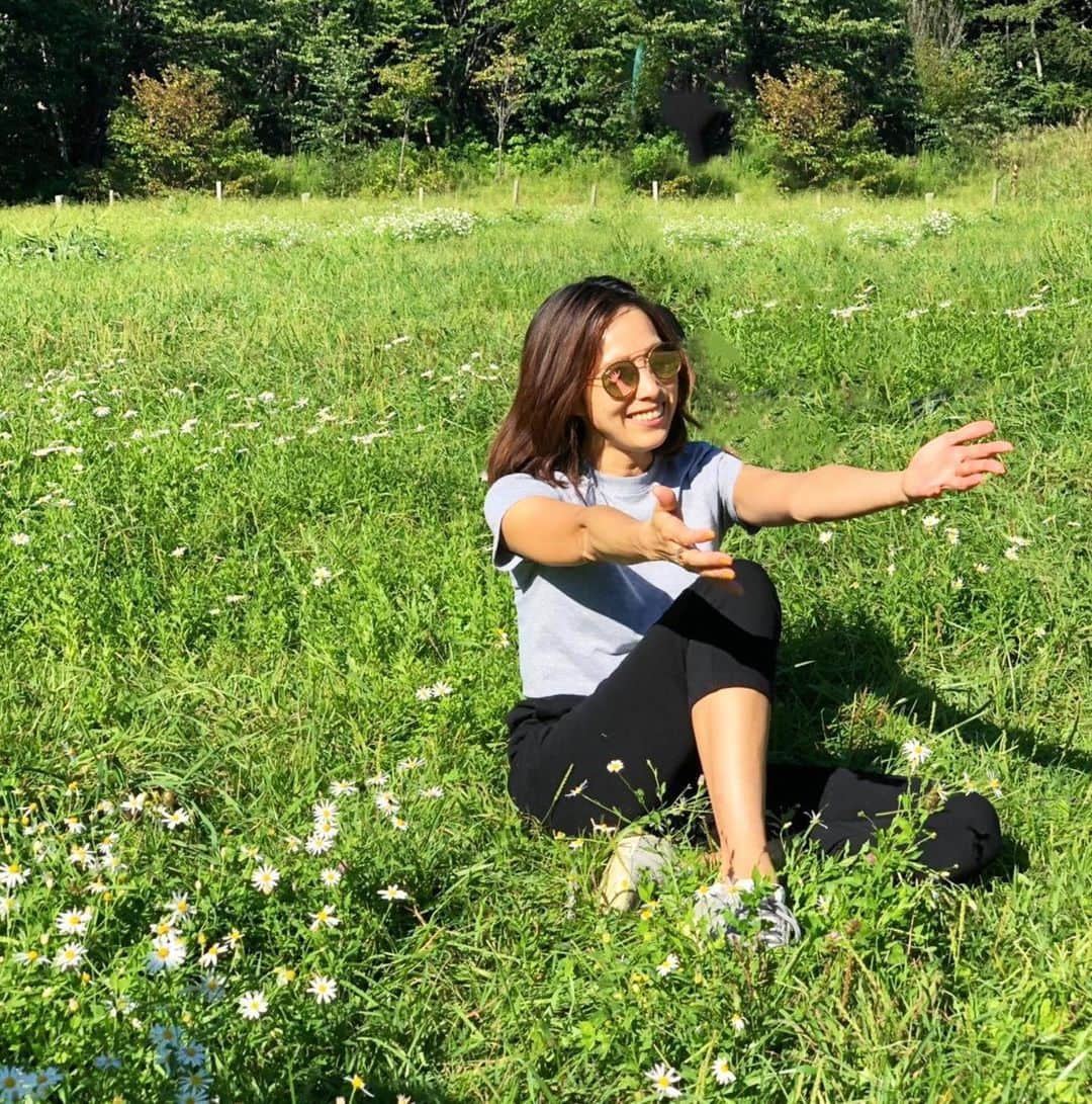 山城葉子さんのインスタグラム写真 - (山城葉子Instagram)「. 長野県の戸隠キャンプ場にこの夏と秋に3回も来ました。 もう私は山ガールの仲間入りなのか。 あ、山ガールは山に登らないとダメなのか。では違いますね😂 . 今回は2泊。 皆んなでお料理楽しく頑張りました！  初日はタコとセロリとガーリックをオリーブオイルで炒めてダッチオーブンで炊いた蛸ライス🐙 ポルチーニのクリームスープ、 そしてお肉とお野菜のグリル。  2日目は牛すじ肉でビーフシチュー、 そしてパンをこねて発酵して焼きました。 手羽先をシンプルに焼いて🐓  朝は豚汁にお鍋で炊いた炊きたての白米。  美しい山々に囲まれたこの場所で、お料理して、沢山遊んで、沢山語って、 子供たちも大人も大好きな場所です🏕  @togakushicamp_official  #キャンプ好きになりました #パン作りはなかなか難しい #食後のキャンプファイヤーは楽し #皆んなで火を囲んで謎のゲームを永遠と」9月18日 13時40分 - yokoyamashiro