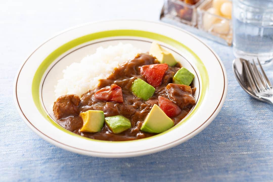 のインスタグラム：「アボカドカレー🍛🥑✨ . カレーにアボカドをトッピング✨アボカドのクリーミーさが辛さにマッチします🎵😳 . . ○材料（3人分）✏️ ・アボカド １個🥑 ・玉ねぎ 100ｇ ・パプリカ（赤） 1/2個 ・豚肉角切り（カレー用など）150ｇ🐖 ・塩 少々 ・こしょう 少々 ・サラダ油 大さじ1/2 ・カレールー 60ｇ（２～３皿分）🍛 ・水 500ml ・ご飯適量🍚 . . ○作り方📓 . ①玉ねぎはくし形切り、パプリカは一口大の乱切りにする🔪豚肉は塩、こしょうをする😀 . ②鍋にサラダ油を熱して豚肉を炒め、色が変わったら玉ねぎ、パプリカの順に加えて炒め合わせる🍳 水を加えて沸騰したら、アクを取りながら中火で10分煮込む✨火を止め、ルウを加えてよく溶かし、再び弱火で10分煮込む😆 . ③アボカドは皮と種を取り除いて一口大に切り、ご飯とともに２を盛ったお皿にトッピングする🥑 . . . #ドール #カレー #アボカドカレー #アボカド #パプリカ #ヘルシー #カフェご飯 #レシピ #健康 #dole #carry #avocado #recipe #instafood #vegetables #fruits #foodie #cooking」