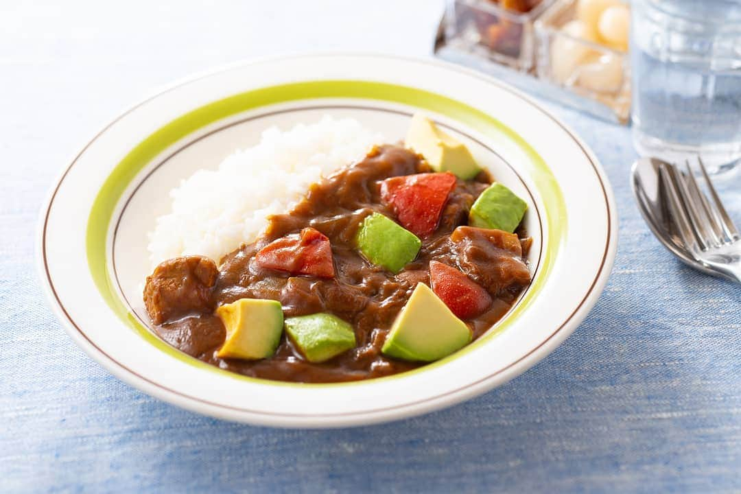 Dole_jp ドール ジャパンさんのインスタグラム写真 - (Dole_jp ドール ジャパンInstagram)「アボカドカレー🍛🥑✨ . カレーにアボカドをトッピング✨アボカドのクリーミーさが辛さにマッチします🎵😳 . . ○材料（3人分）✏️ ・アボカド １個🥑 ・玉ねぎ 100ｇ ・パプリカ（赤） 1/2個 ・豚肉角切り（カレー用など）150ｇ🐖 ・塩 少々 ・こしょう 少々 ・サラダ油 大さじ1/2 ・カレールー 60ｇ（２～３皿分）🍛 ・水 500ml ・ご飯適量🍚 . . ○作り方📓 . ①玉ねぎはくし形切り、パプリカは一口大の乱切りにする🔪豚肉は塩、こしょうをする😀 . ②鍋にサラダ油を熱して豚肉を炒め、色が変わったら玉ねぎ、パプリカの順に加えて炒め合わせる🍳 水を加えて沸騰したら、アクを取りながら中火で10分煮込む✨火を止め、ルウを加えてよく溶かし、再び弱火で10分煮込む😆 . ③アボカドは皮と種を取り除いて一口大に切り、ご飯とともに２を盛ったお皿にトッピングする🥑 . . . #ドール #カレー #アボカドカレー #アボカド #パプリカ #ヘルシー #カフェご飯 #レシピ #健康 #dole #carry #avocado #recipe #instafood #vegetables #fruits #foodie #cooking」9月18日 13時40分 - dole.sunshine.jp