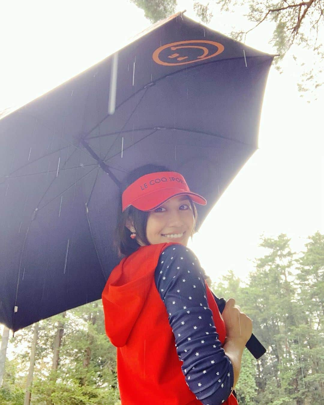 秋吉織栄（宮内かれん）さんのインスタグラム写真 - (秋吉織栄（宮内かれん）Instagram)「久々のゴルフ⛳️ 雨降ってきたけどやっぱり楽しい❤️ ってやってたら、、、雷⚡️ 警報でちゃいました😳💦 これ再開できるのかな？？ #織栄組  #織栄組サポーター  #golftoday  #golf  #ゴルフ女子  #バーディーズ  #rain」9月18日 13時45分 - orie.oliiiiie.olivia