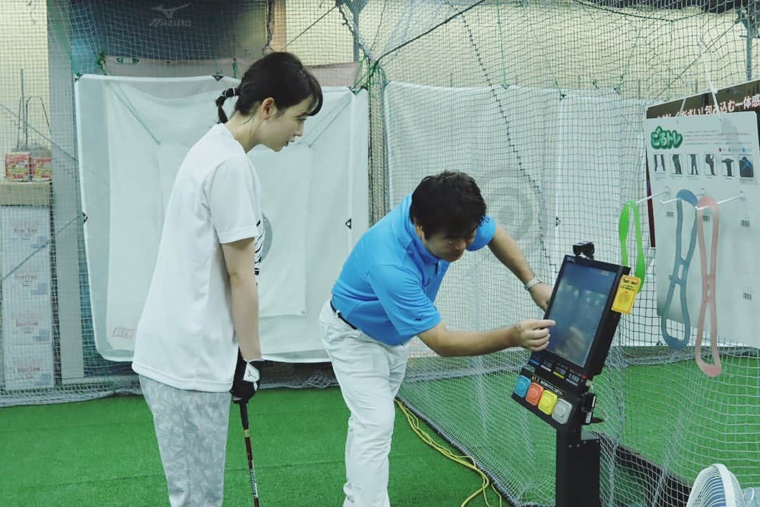 おのののかさんのインスタグラム写真 - (おのののかInstagram)「＊﻿ エスポートミズノさんにて初めてのゴルフレッスン🏌️‍♀️！﻿ 自分の動きもモニターで確認しながらできるから、すごく分かりやすかった😳✨﻿ ﻿ もう少し上手になったら動画も載せますっ﻿ ゴルフ初心者にみなさんアドバイスお願いします🥺🙏﻿ いつかコースに出てみたいな〜！！﻿ ﻿ そして帰りジャージのままひとり並んで食べたラーメン美味しすぎた。笑🍜﻿ 美味しそうに撮れてるでしょ🥺お腹すいた。。 #ゴルフ #ミズノ #MIZUNO #mizunogolf﻿ #ののかめ」9月18日 13時46分 - ononono_ka