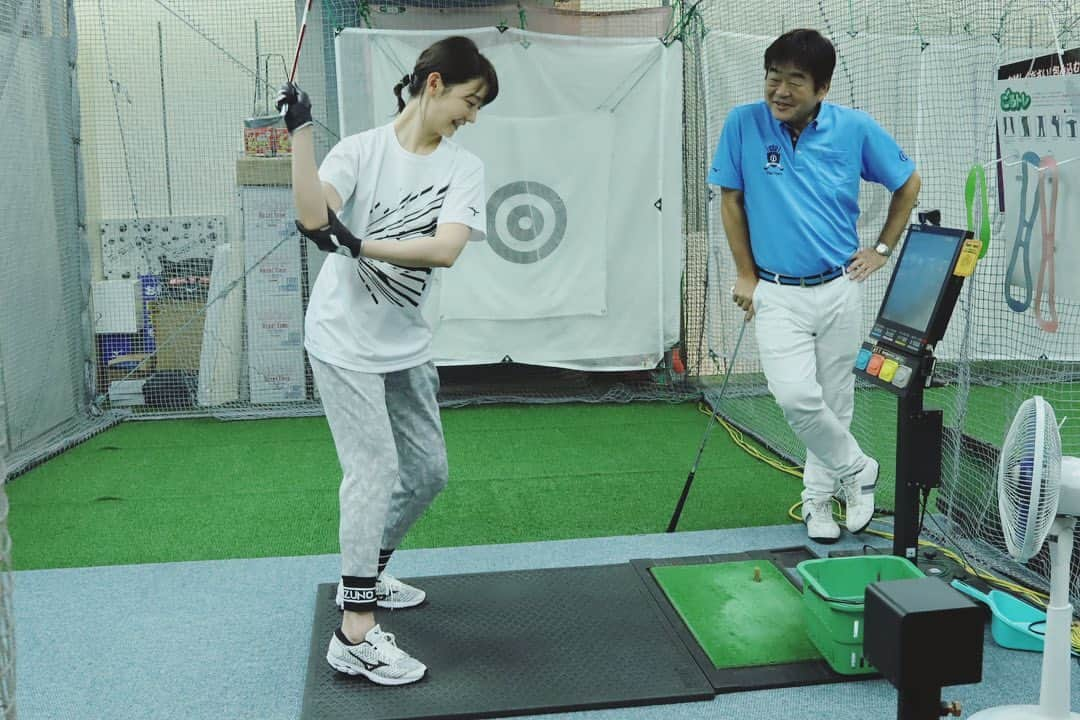 おのののかさんのインスタグラム写真 - (おのののかInstagram)「＊﻿ エスポートミズノさんにて初めてのゴルフレッスン🏌️‍♀️！﻿ 自分の動きもモニターで確認しながらできるから、すごく分かりやすかった😳✨﻿ ﻿ もう少し上手になったら動画も載せますっ﻿ ゴルフ初心者にみなさんアドバイスお願いします🥺🙏﻿ いつかコースに出てみたいな〜！！﻿ ﻿ そして帰りジャージのままひとり並んで食べたラーメン美味しすぎた。笑🍜﻿ 美味しそうに撮れてるでしょ🥺お腹すいた。。 #ゴルフ #ミズノ #MIZUNO #mizunogolf﻿ #ののかめ」9月18日 13時46分 - ononono_ka