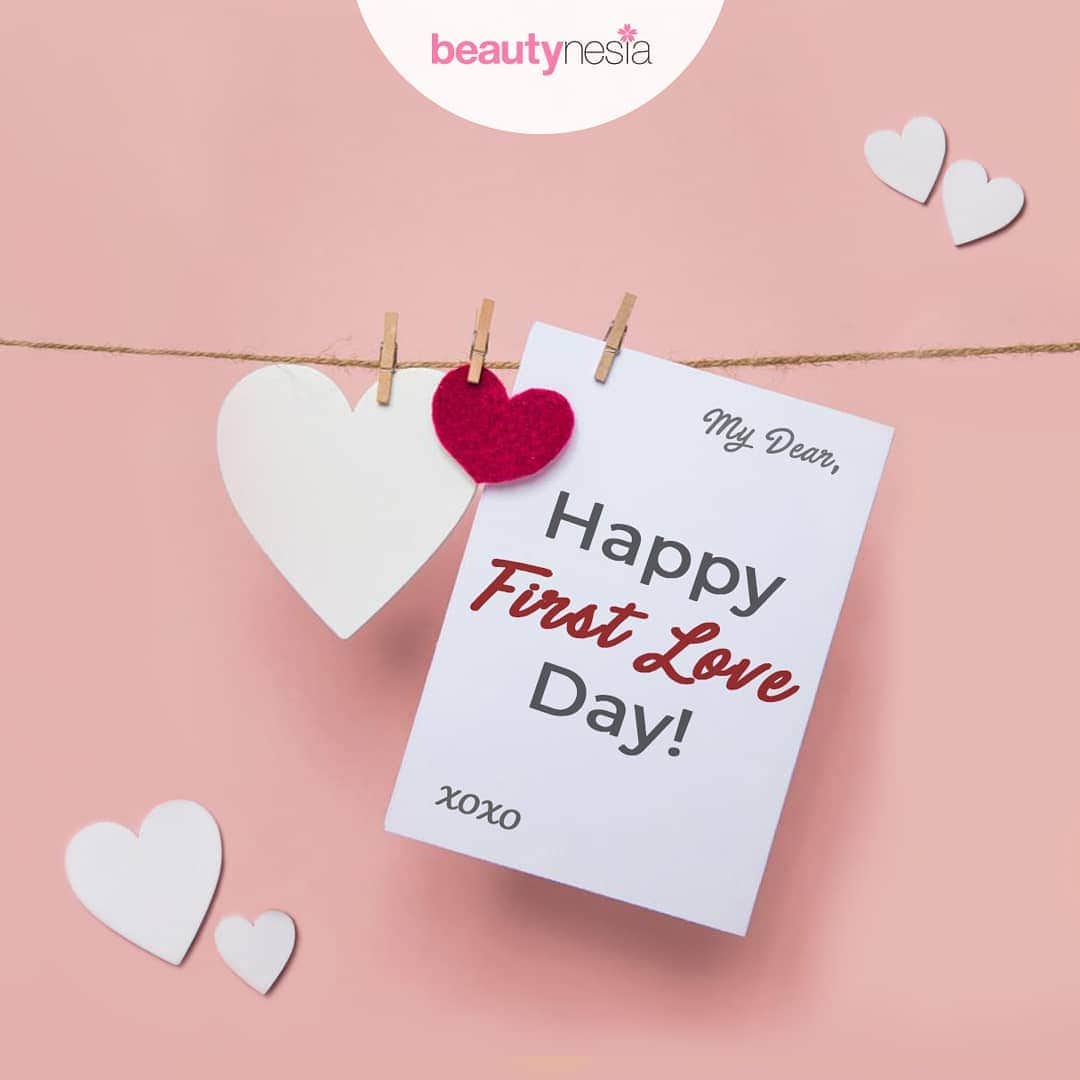 のインスタグラム：「Konon katanya first love itu sulit untuk dilupakan dan kita selalu punya tempat spesial di hati kita untuk dia.  Nah, kalo kamu gimana? Siapa first love kamu? Beneran sulit dilupakan nggak? Coba kalau  berani, mention first love kamu di kolom komen beserta alasan kenapa dia sulit dilupakan 💕  𝗛𝗮𝗽𝗽𝘆 𝗙𝗶𝗿𝘀𝘁 𝗟𝗼𝘃𝗲 𝗗𝗮𝘆, 𝗕𝗲𝗮𝘂𝘁𝘆𝗻𝗲𝘀𝗶𝗮𝗻!! . Mau baca artikel alasan susah move on dari cinta pertama versi Beautynesia? Cek story kita ya!  #Beautynesia #BeautynesiaID #FirstLoveDay #firstlove #cintapertama #cintamonyet #love #cinta」