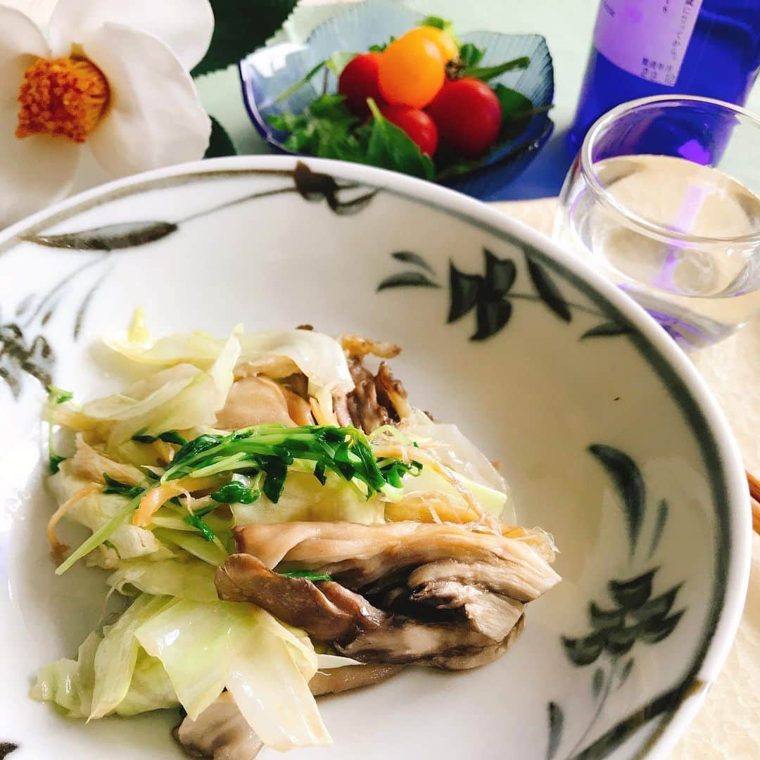 リクルートさんのインスタグラム写真 - (リクルートInstagram)「【ラクチンだけど栄養満点！野菜の簡単レシピ】働きながら育児をするお父さん、お母さん、いつもお疲れ様です。﻿ 野菜ソムリエSANAです。﻿ お鍋無しで完成しちゃう“ワンタッパレシピ”！﻿ 食材の全てを１個のタッパに入れて、電子レンジ加熱するだけ！﻿ あっという間に完成の、美味しいレシピをご紹介します♪﻿ ﻿ ◆ワンタッパレシピ◆﻿ 【キャベツとサキイカのバター醤油】﻿ キャベツをたくさん摂取できるレシピです！﻿ 栄養満点な豆苗も入れて、﻿ 野菜をモリモリ食べましょう！﻿ 包丁がなくても完成しますよ♪﻿ ﻿ <材料（1人分）>﻿ キャベツ…２枚﻿ 豆苗…1/4袋﻿ まいたけ…1/4パック﻿ さきイカ…２本﻿ バター…5g﻿ しょうゆ…小さじ1﻿ 塩…少々﻿ ﻿ ① キャベツ、まいたけ、豆苗、さきイカは食べやすい大きさに手でちぎる﻿ ② タッパに①、バター、塩を入れ、電子レンジ600w　２分加熱する﻿ ③ ②が熱いうちに、しょうゆをかける﻿ ﻿ ★豆苗は、豆と緑黄色野菜の両方の栄養を持つ、バランスのよい食材です。﻿ ★買ってきた豆苗は、水をはった容器に根をつけ、ちぎりながら毎食たべてくださいね！﻿ ★電子レンジ使用可のタッパをご利用ください。﻿ ﻿ その他のリクルートの投稿はこちら👉 @recruit___official ﻿ ﻿ #iction!﻿ #RECRUIT﻿ －﻿ #お弁当 #obento #弁当 #おべんとう #今日のお弁当 #オベンタグラム #旦那弁当 #息子弁当 #お弁当作り楽しもう部 #娘弁当 #手作り弁当 #おべんたぐらむ #自分弁当 #愛妻弁当 #お弁当作り #デコ弁 #お弁当部 #obentogram #obentou #簡単弁当 #おべんたー #オベンター #お弁当女子 #おべんとう部 #おべんとう作り #おべんとうおかず #職場弁当」9月18日 14時07分 - recruit___official