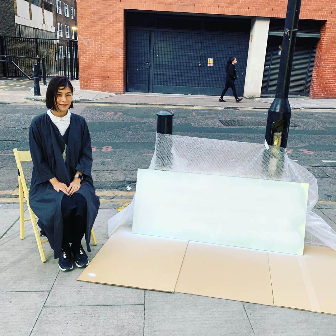 小林エリカさんのインスタグラム写真 - (小林エリカInstagram)「ロンドンの街でミラーにスプレーを吹いてみました。グラフィティー風ではありますが、ちゃんと椅子に腰掛けて乾かし待ち。 ジョン•ダンの詩を書いてます。 #hislastbow #erikakobayashi」9月18日 14時08分 - erikakobayashiek
